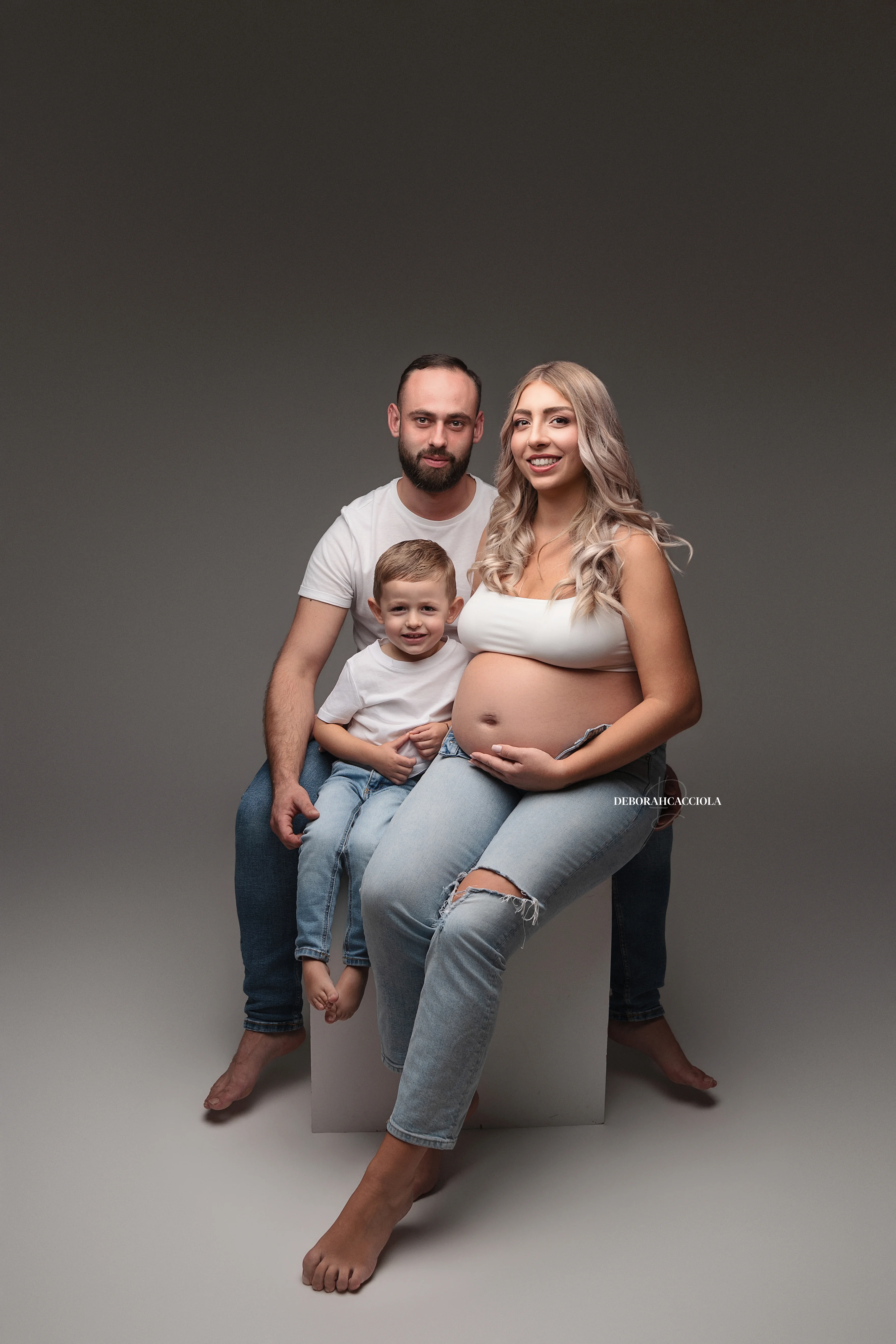 Portrait maternité grossesse à Orléans, instant de grossesse, plan vertical élégant, style lumineux