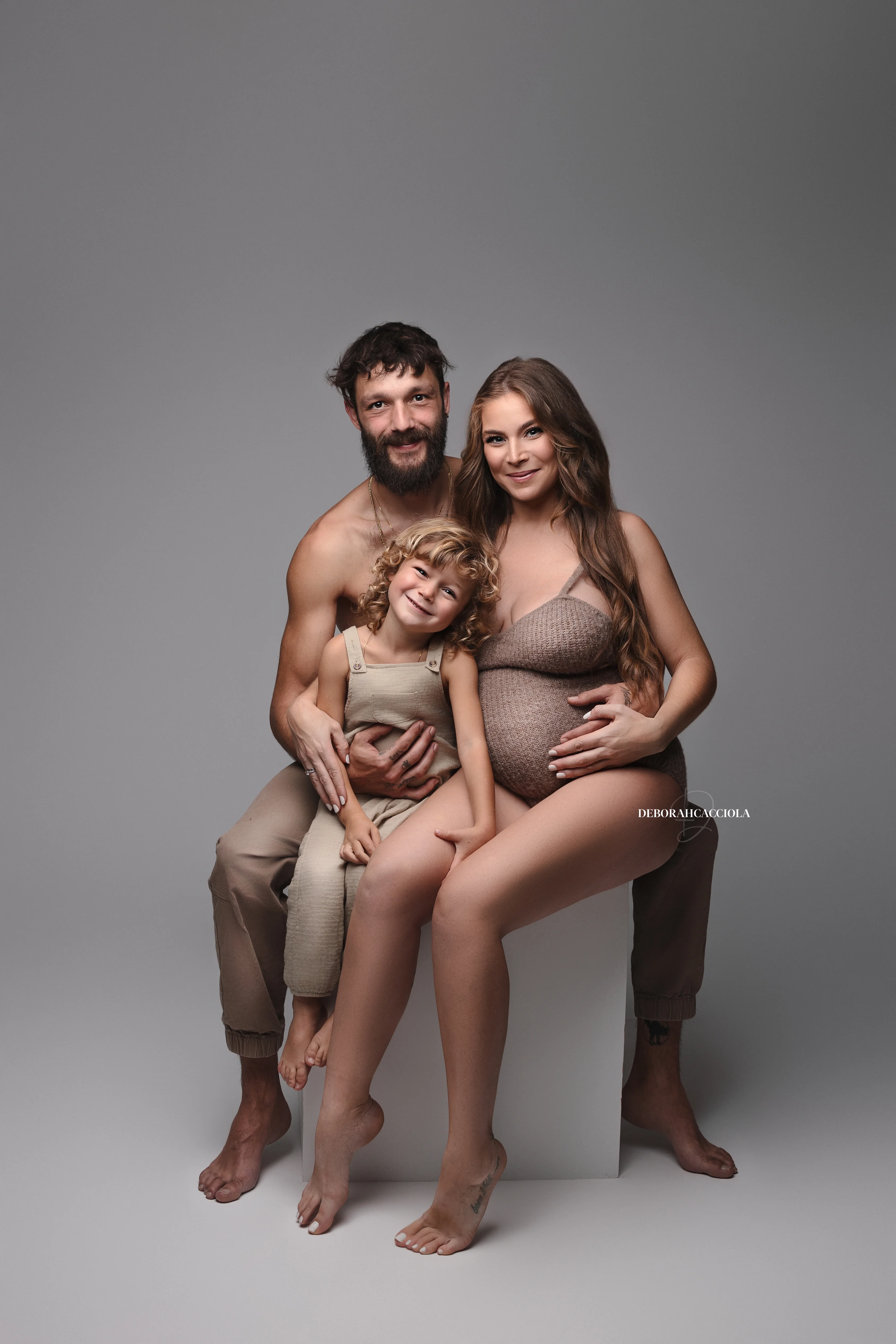 Photo grossesse à Orléans : portrait maternité en studio, portrait serré et naturel, tonalités naturelles