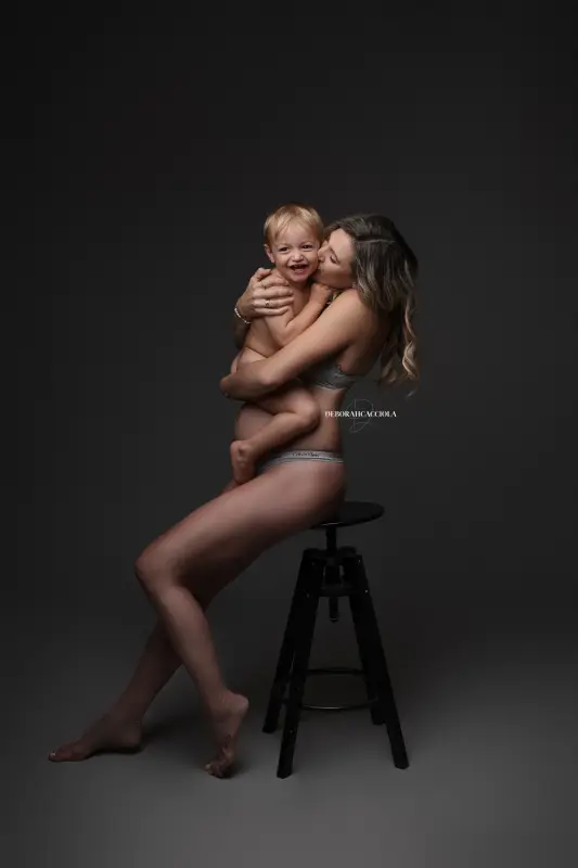 Portrait maternité grossesse à Orléans, femme enceinte, plan vertical élégant, traitement monochrome élégant