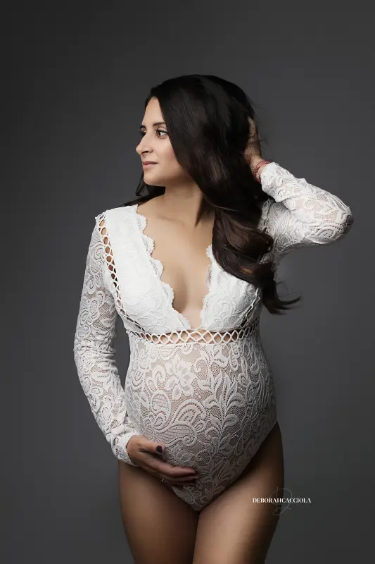 Portrait grossesse grossesse à Orléans, instant de grossesse, plan vertical élégant, en couleur