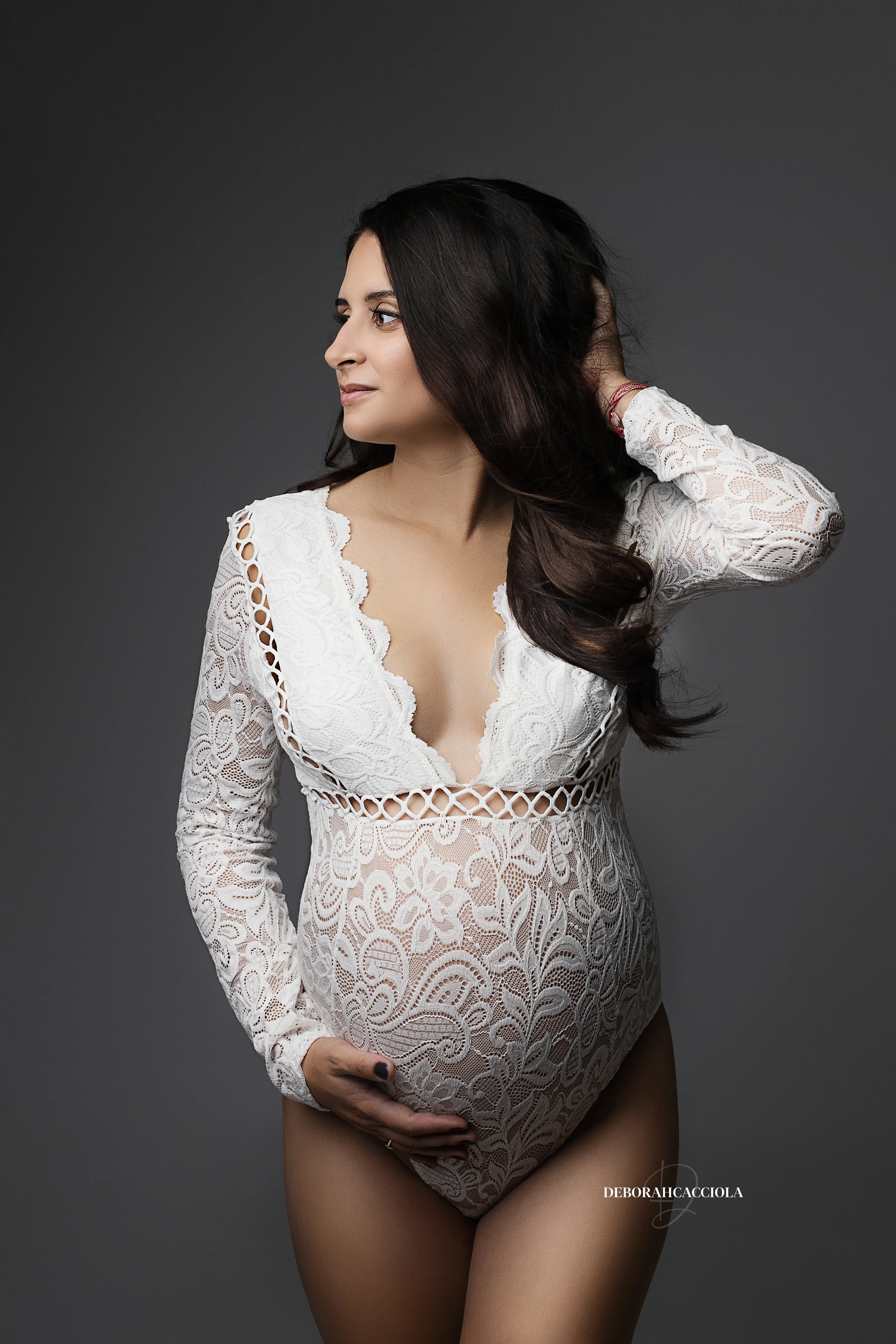 Portrait grossesse grossesse à Orléans, instant de grossesse, plan vertical élégant, en couleur