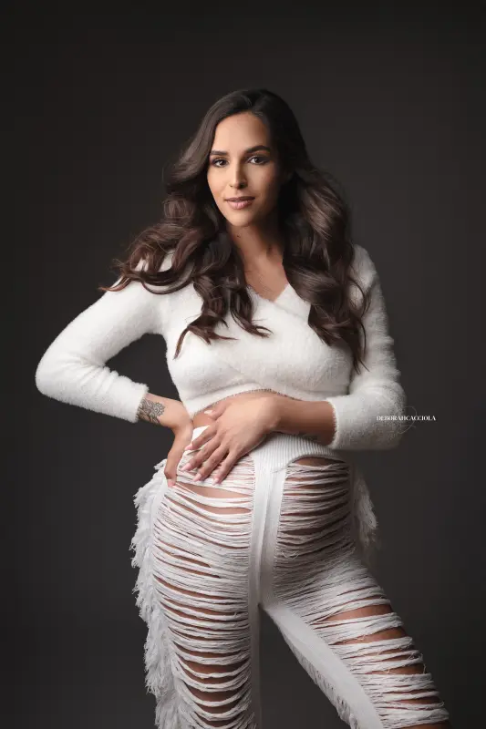 Portrait maternité en studio à Orléans : portrait maternité en studio, portrait serré et naturel, rendu clair et naturel