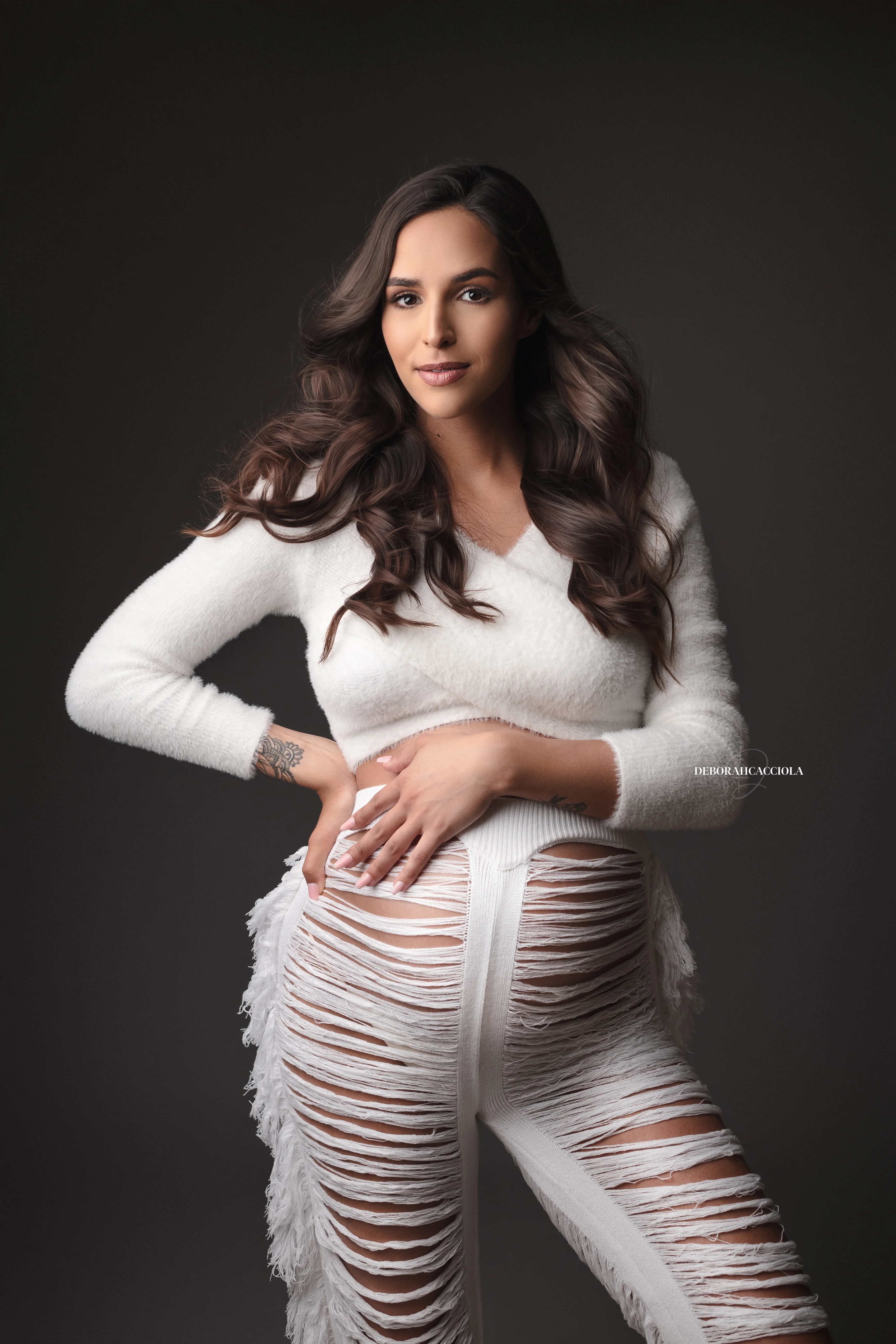 Portrait maternité en studio à Orléans : portrait maternité en studio, portrait serré et naturel, rendu clair et naturel