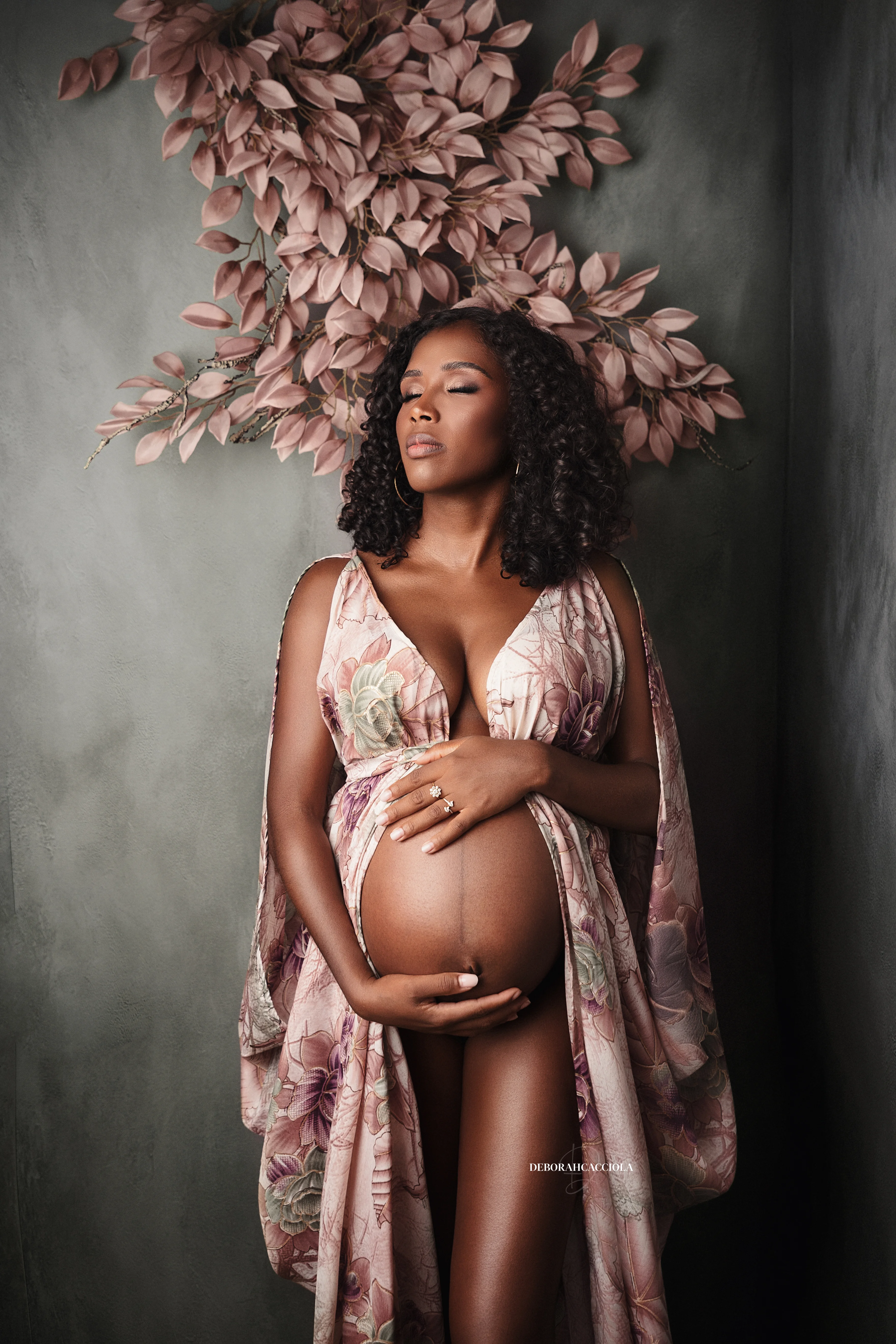 Photo grossesse à Orléans, instant de grossesse, plan vertical élégant, couleurs naturelles