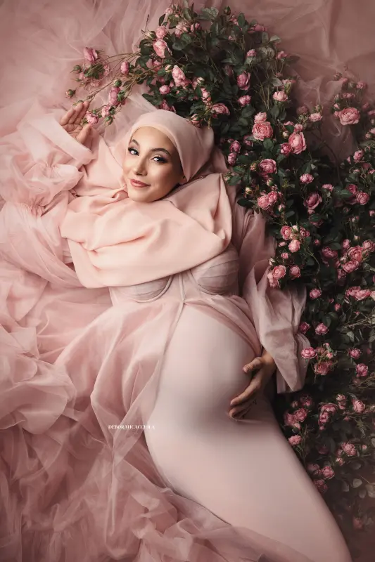 Photo grossesse en studio à Orléans : future maman, portrait serré et naturel, tonalités naturelles