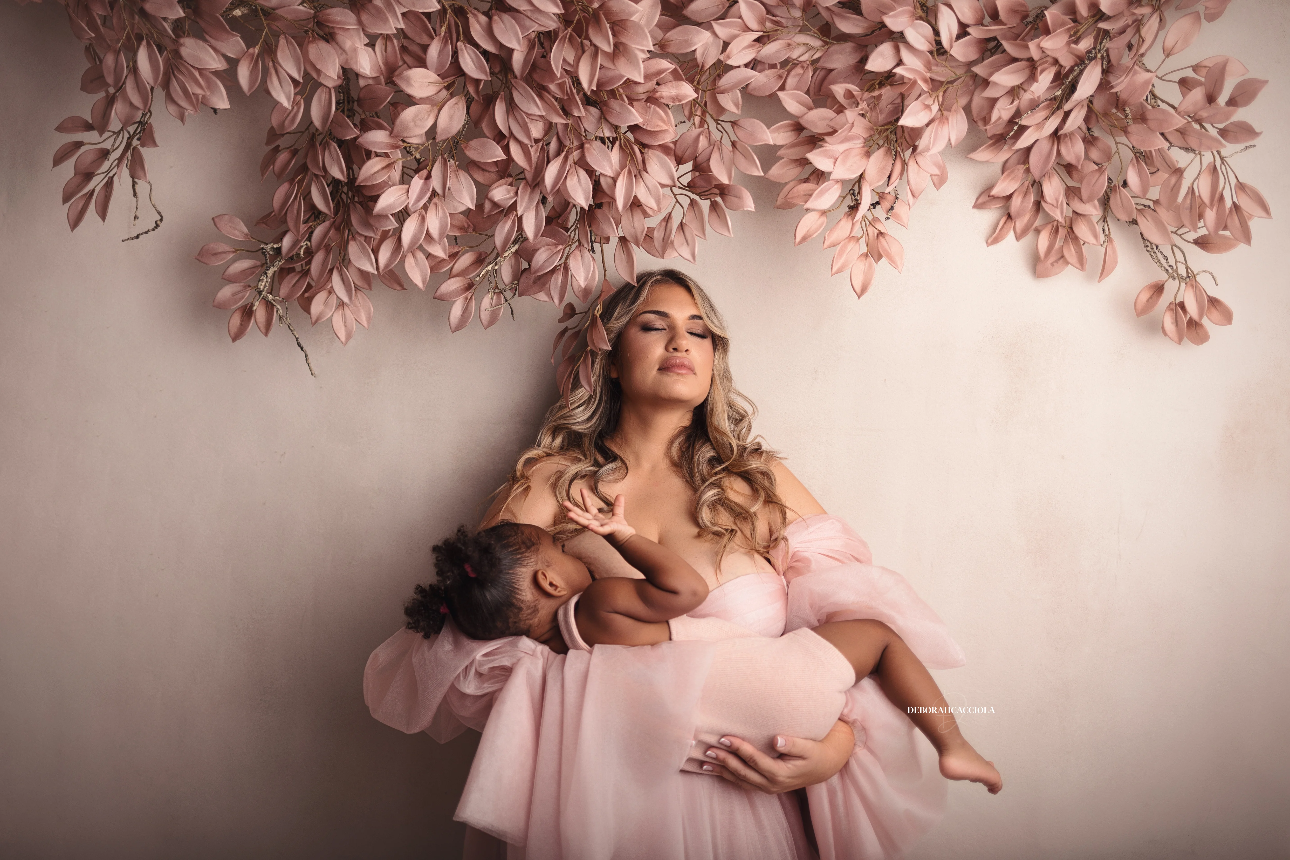 Séance grossesse en studio à Orléans : portrait de future maman, plan large harmonieux, style lumineux