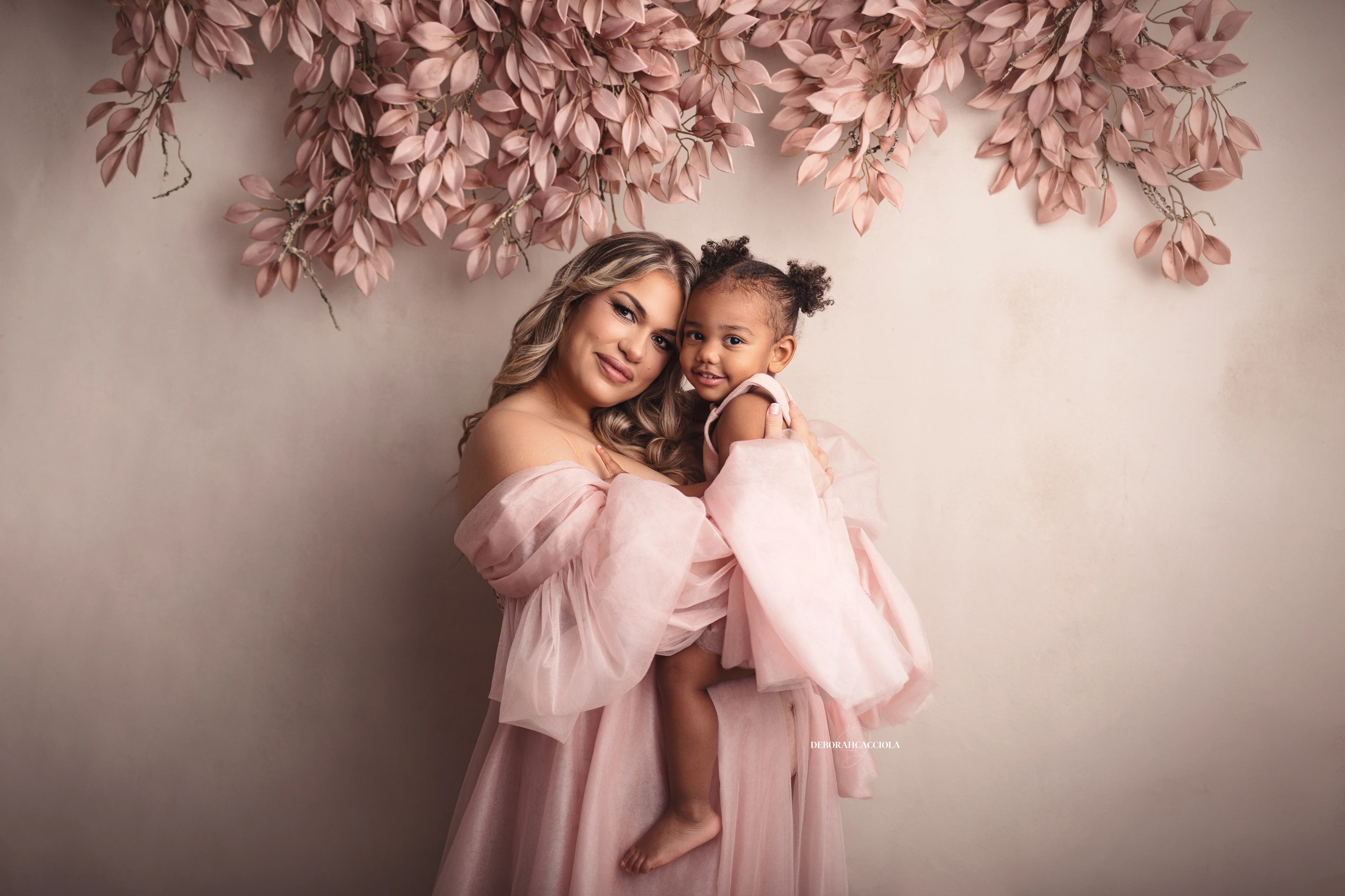 Séance grossesse à Orléans, portrait maternité en studio, cadrage horizontal équilibré, rendu clair et naturel