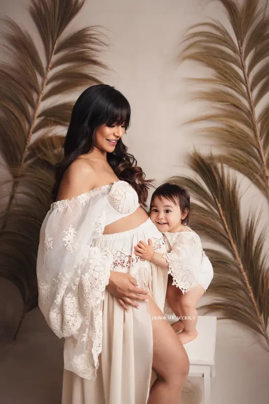 Photo grossesse en studio à Orléans : femme enceinte, plan vertical élégant, couleurs naturelles