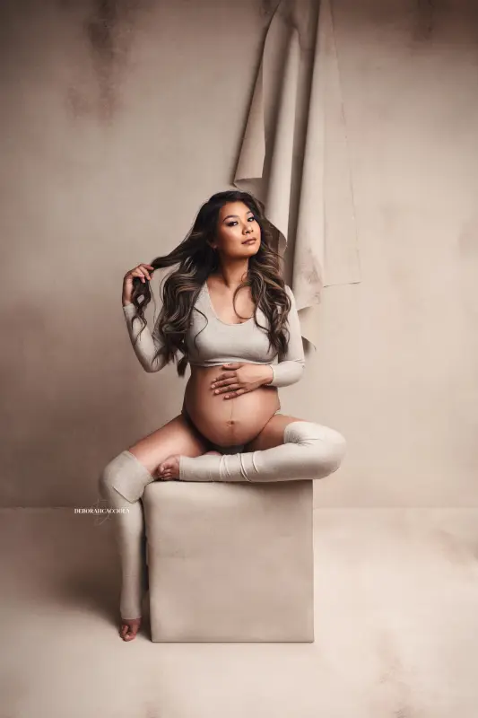 Portrait grossesse à Orléans : instant de grossesse, plan vertical élégant, en couleur