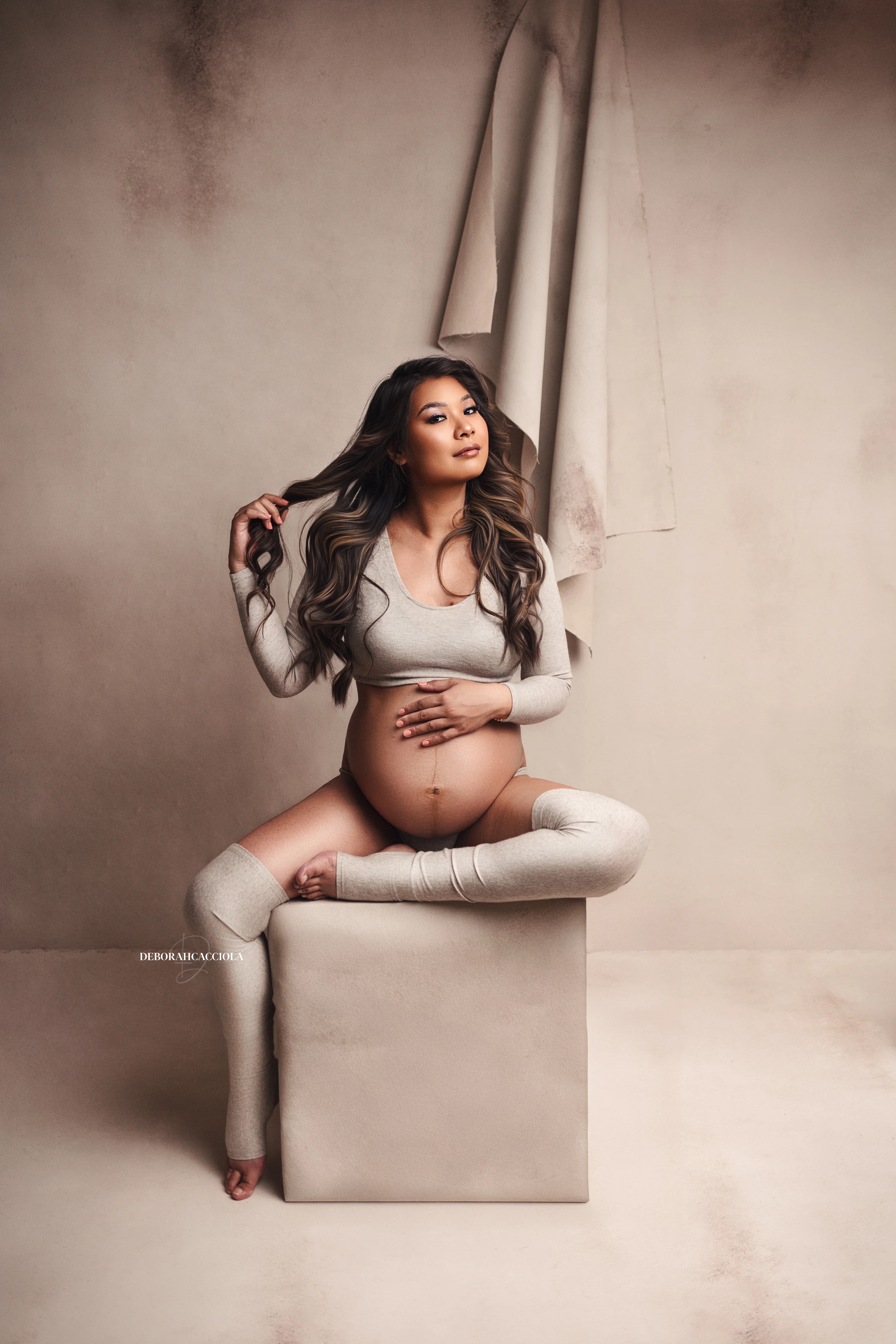 Portrait grossesse à Orléans : instant de grossesse, plan vertical élégant, en couleur