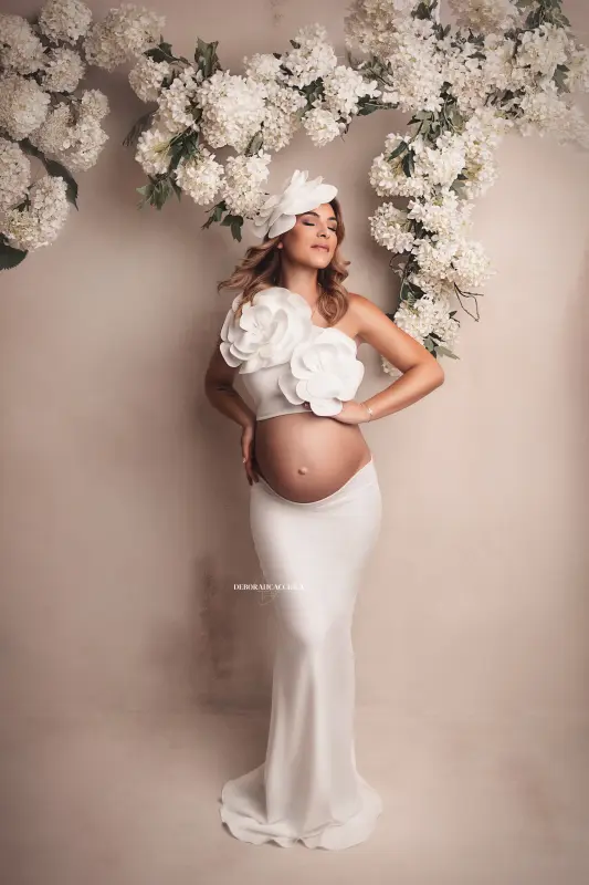 Portrait grossesse grossesse à Orléans, instant de grossesse, plan vertical élégant, en couleur