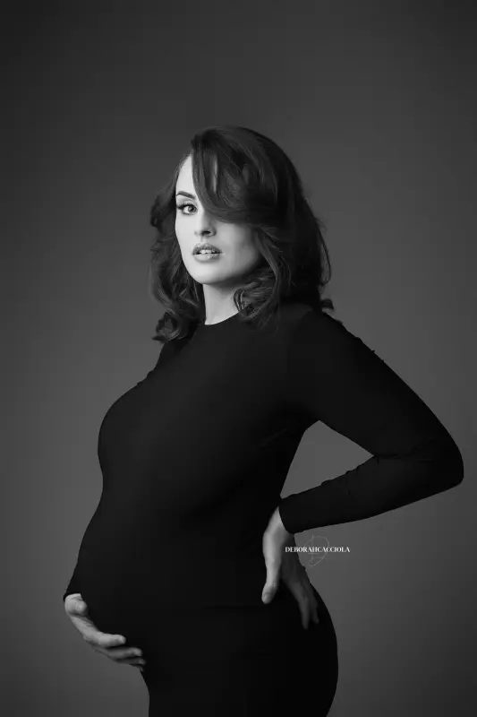 Portrait maternité à Orléans, femme enceinte, plan vertical élégant, rendu noir et blanc