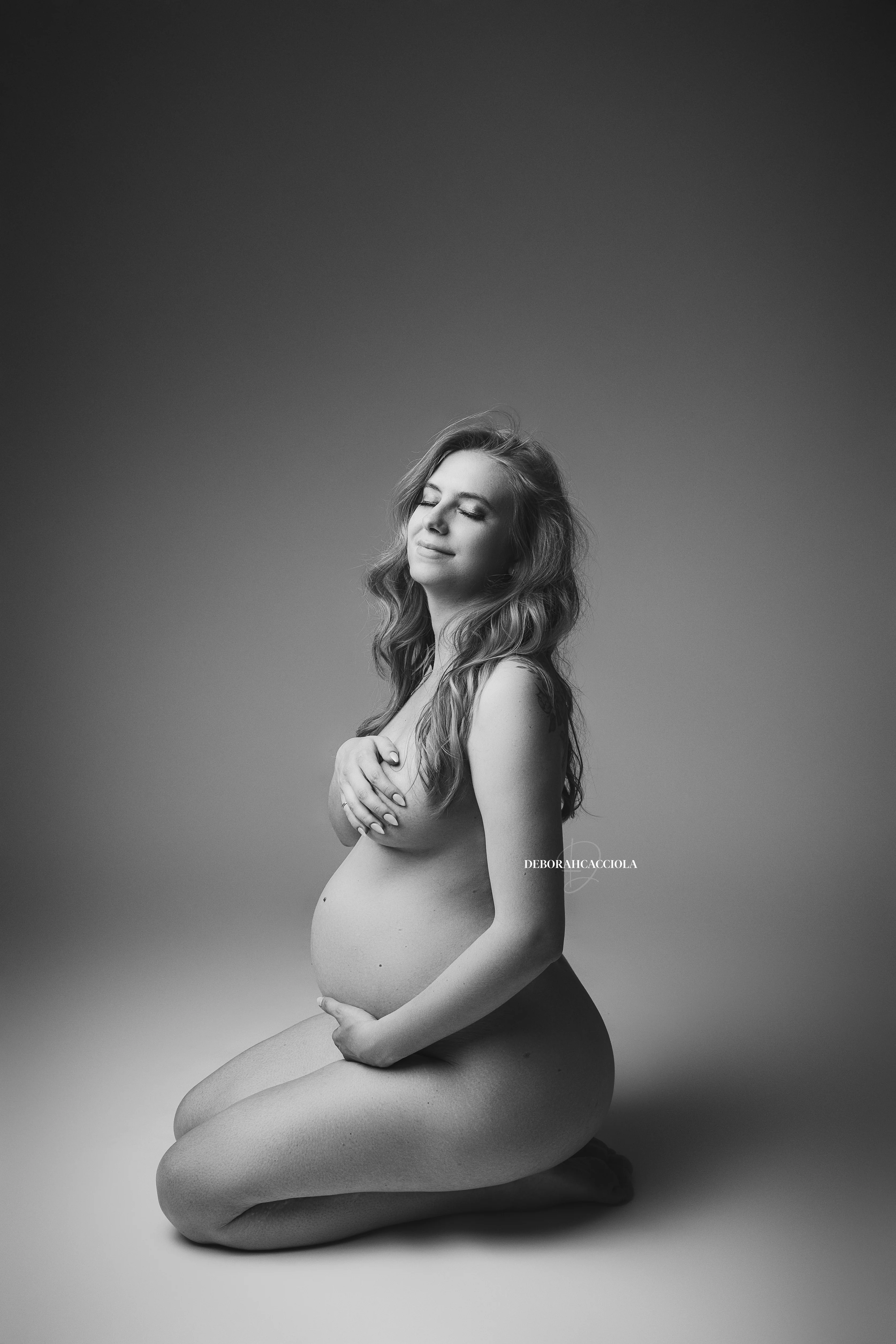 Portrait grossesse à Orléans : maternité naturelle, portrait vertical soigné, style monochrome