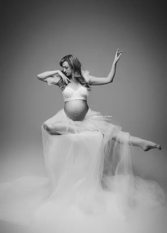 Portrait grossesse grossesse à Orléans, maternité naturelle, portrait vertical soigné, traitement monochrome élégant