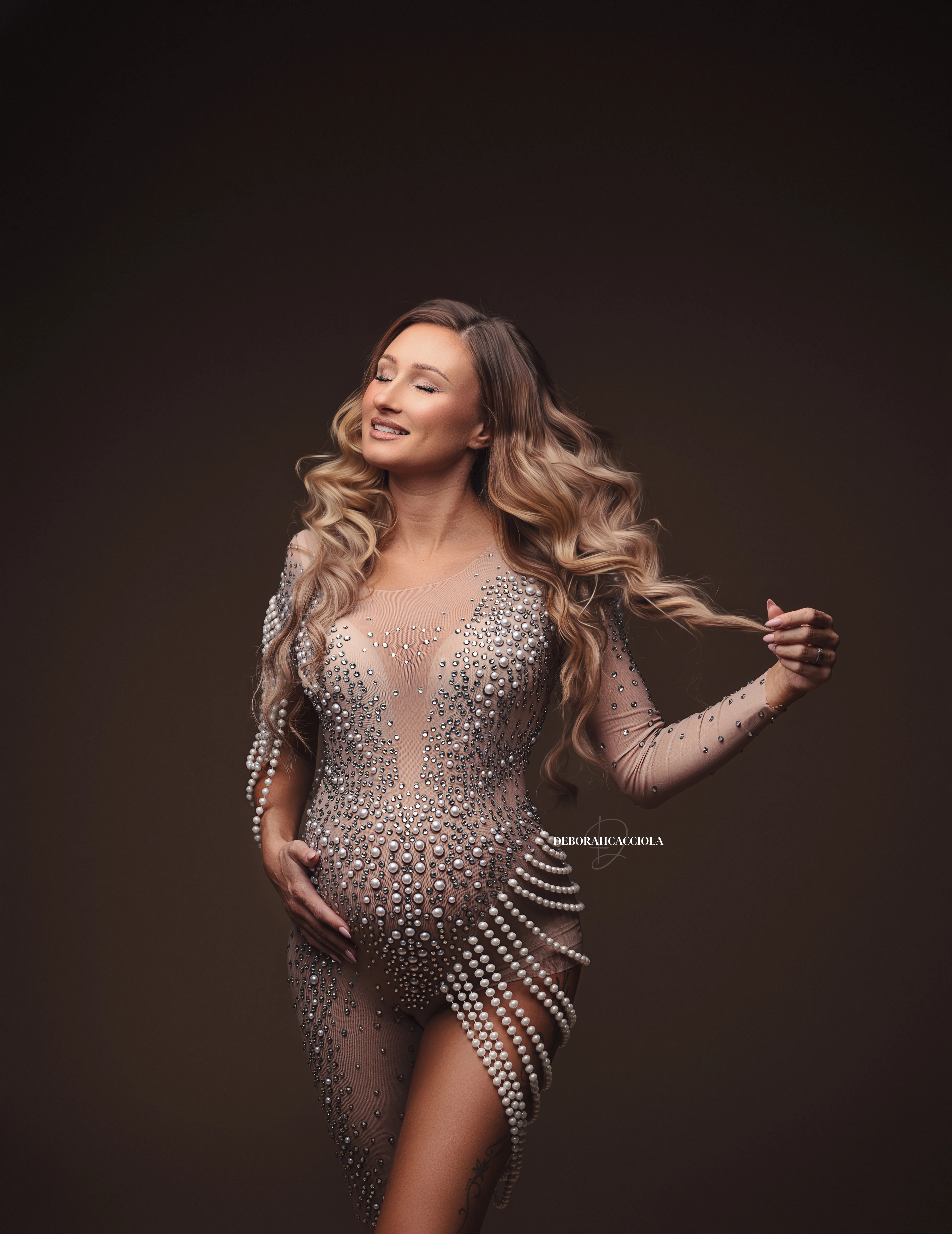 Portrait maternité en studio à Orléans : portrait de future maman, cadrage vertical doux, style lumineux