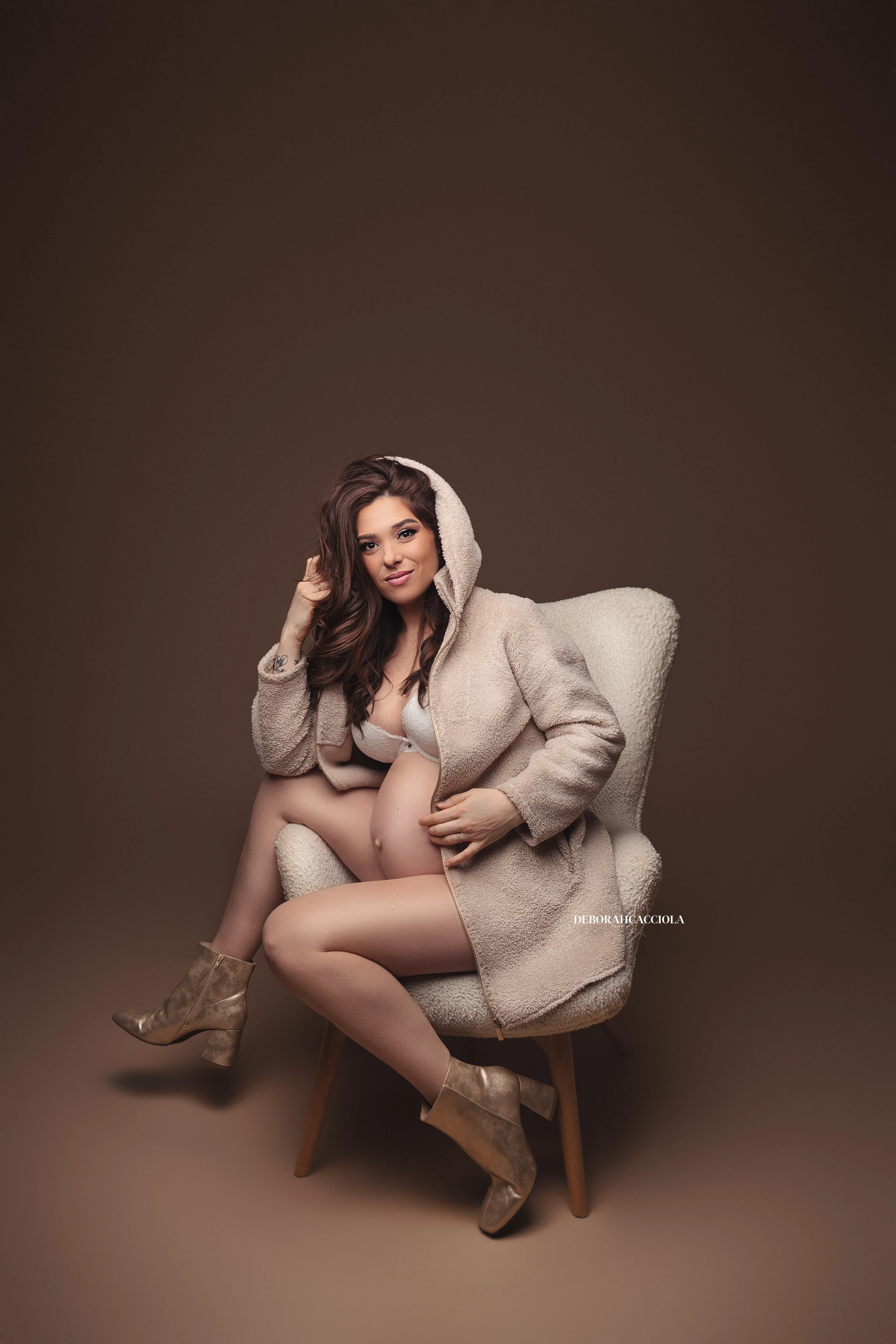 Portrait grossesse Orléans, portrait maternité en studio, portrait serré et naturel, palette douce