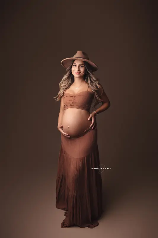 Portrait grossesse à Orléans, future maman en séance studio, cadrage vertical doux, en couleur