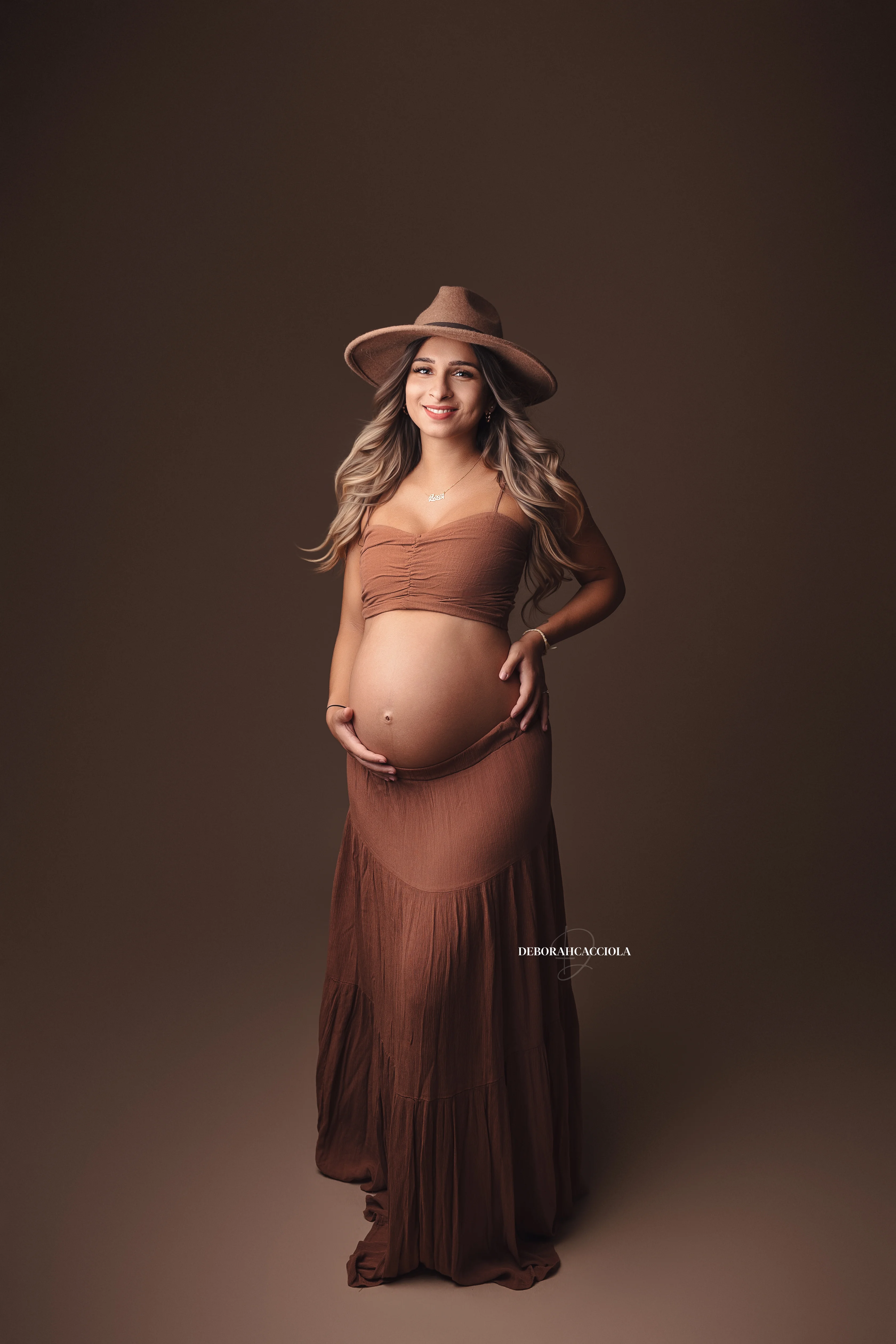 Portrait grossesse à Orléans, future maman en séance studio, cadrage vertical doux, en couleur