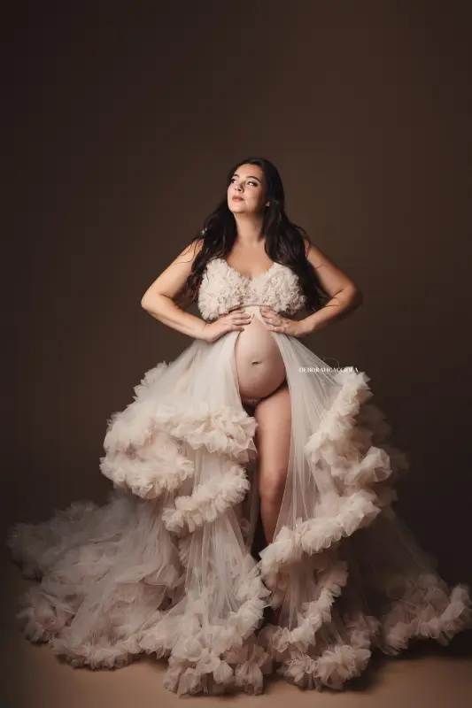 Photo grossesse à Orléans : future maman en séance studio, cadrage vertical doux, couleurs naturelles