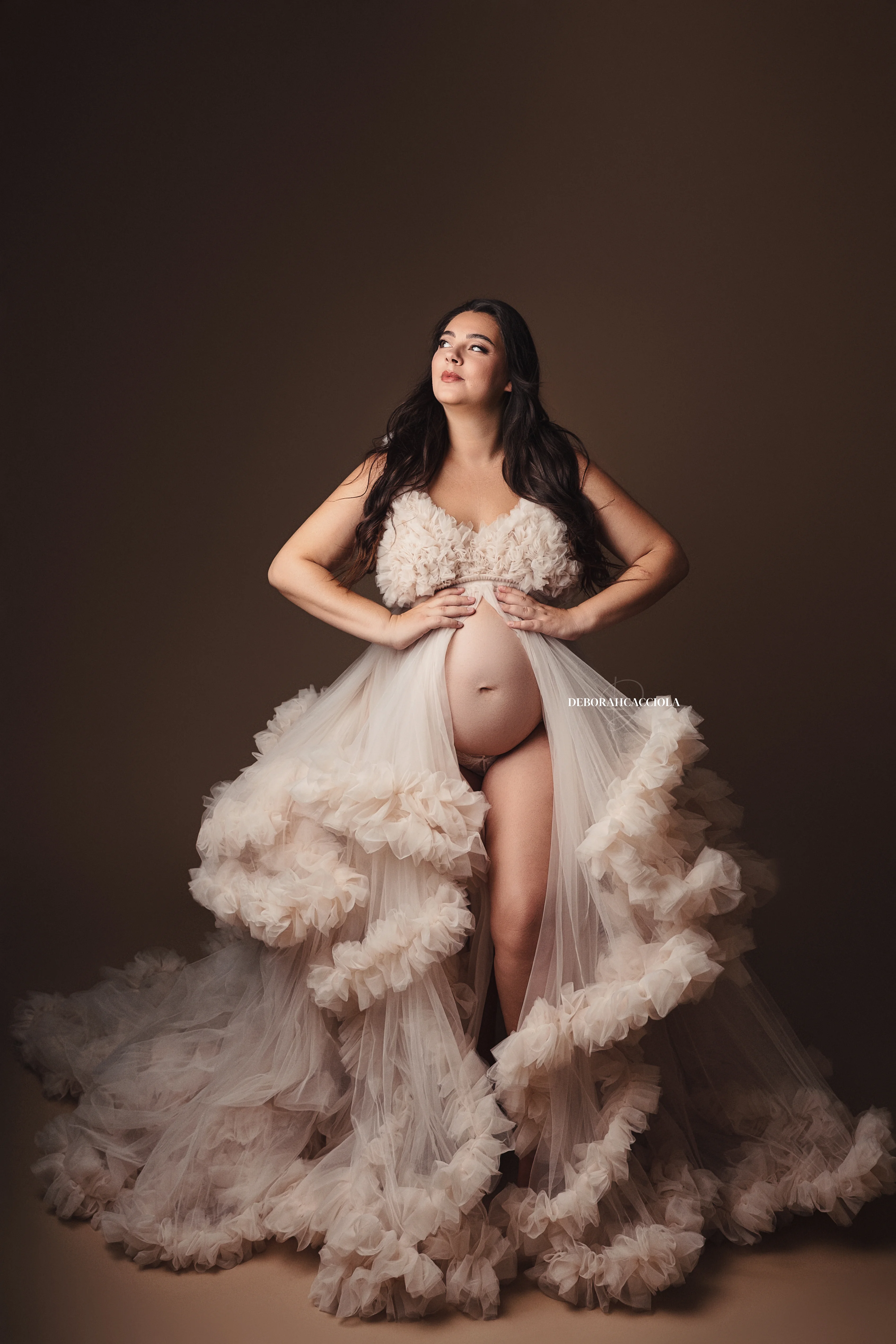 Photo grossesse à Orléans : future maman en séance studio, cadrage vertical doux, couleurs naturelles