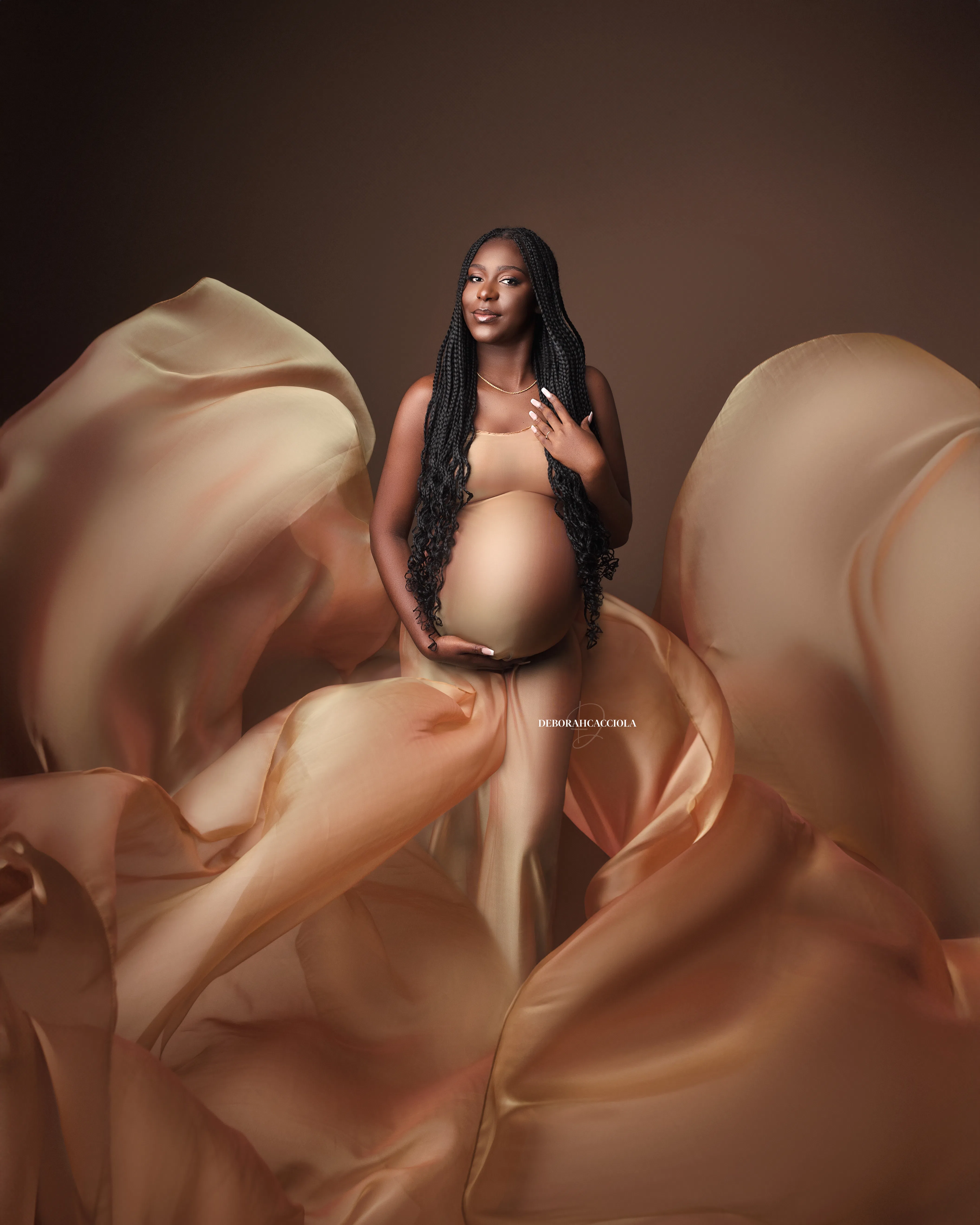 Portrait maternité à Orléans : future maman en séance studio, cadrage vertical doux, style lumineux