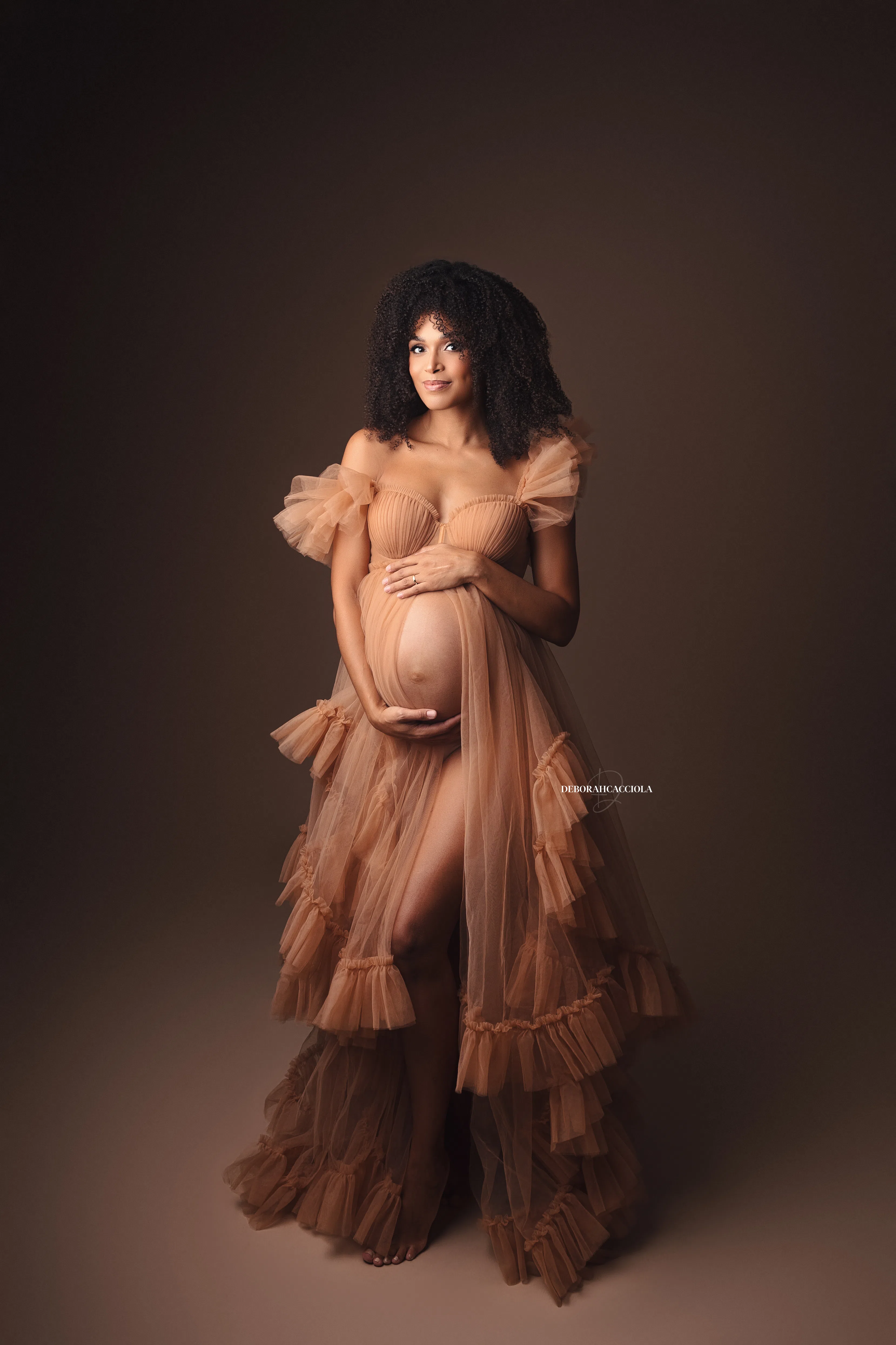 Portrait grossesse Orléans, future maman en séance studio, cadrage vertical doux, en couleur