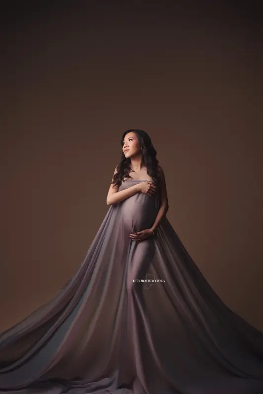 Portrait grossesse en studio à Orléans : portrait maternité en studio, portrait serré et naturel, palette douce