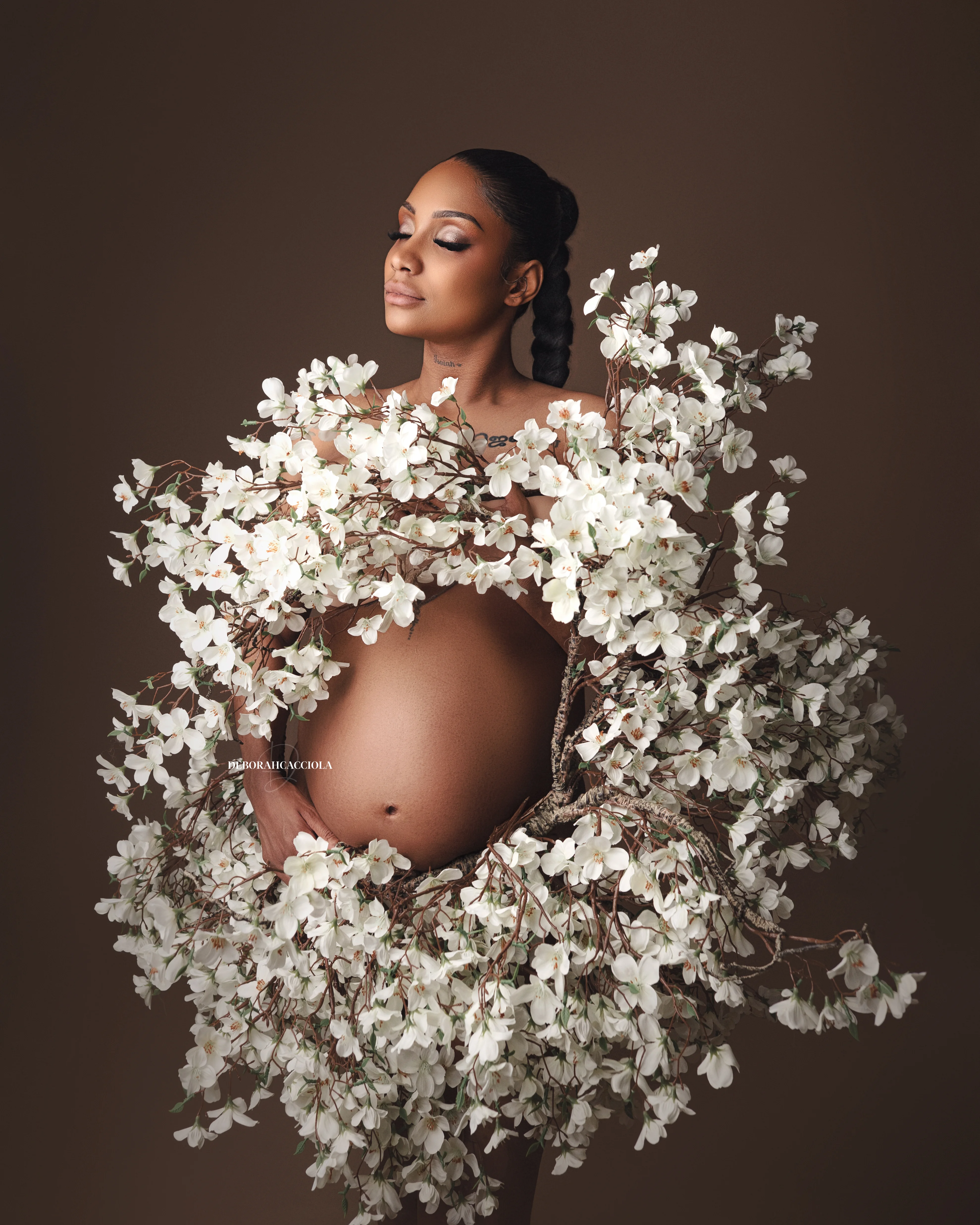 Portrait maternité grossesse à Orléans, silhouette de maternité, portrait vertical soigné, rendu clair et naturel