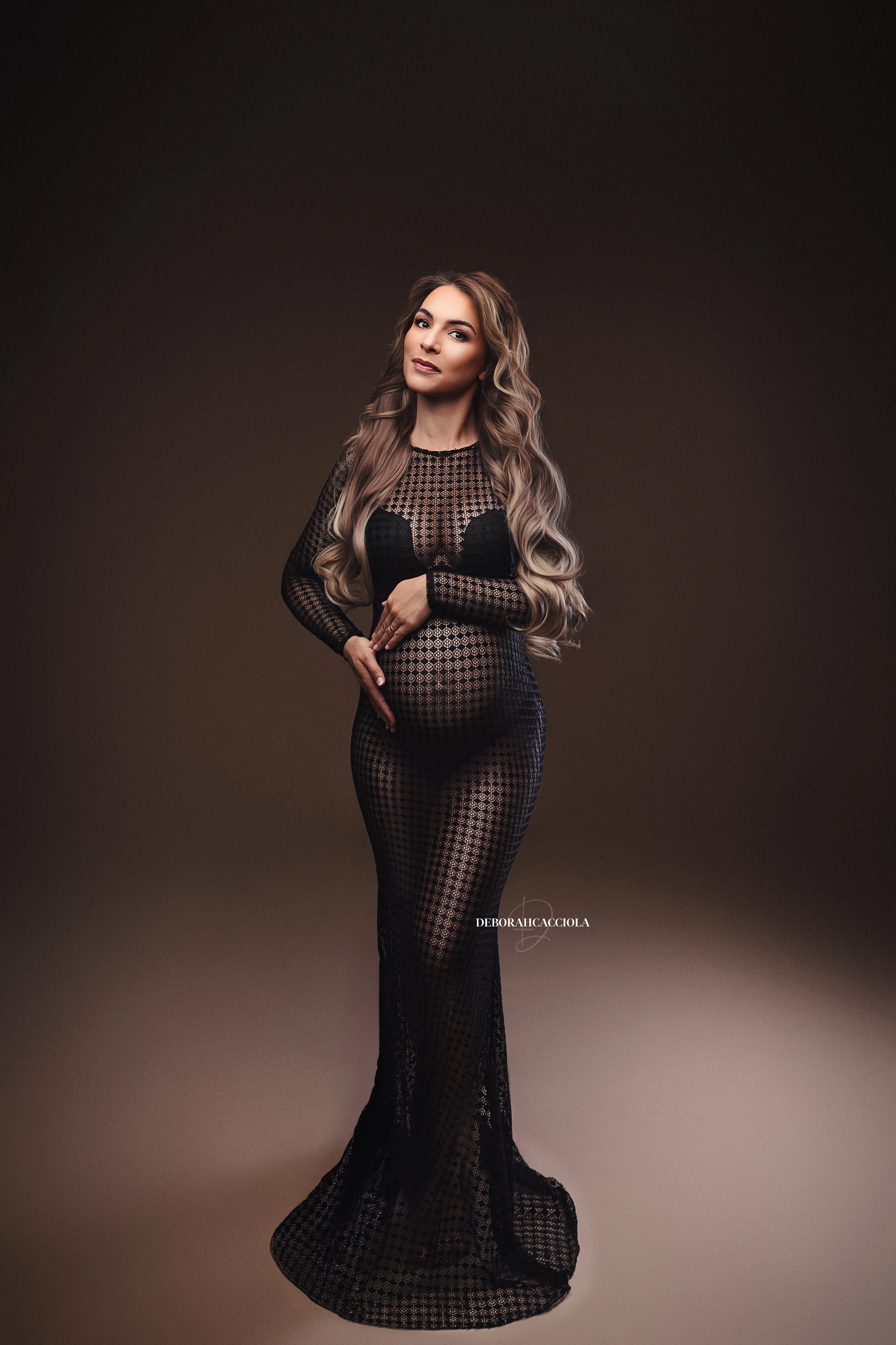 Photo grossesse à Orléans : portrait maternité en studio, portrait serré et naturel, tonalités naturelles