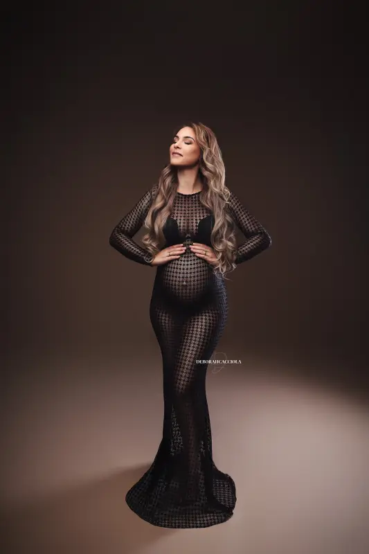 Portrait maternité à Orléans, portrait maternité en studio, portrait serré et naturel, rendu clair et naturel