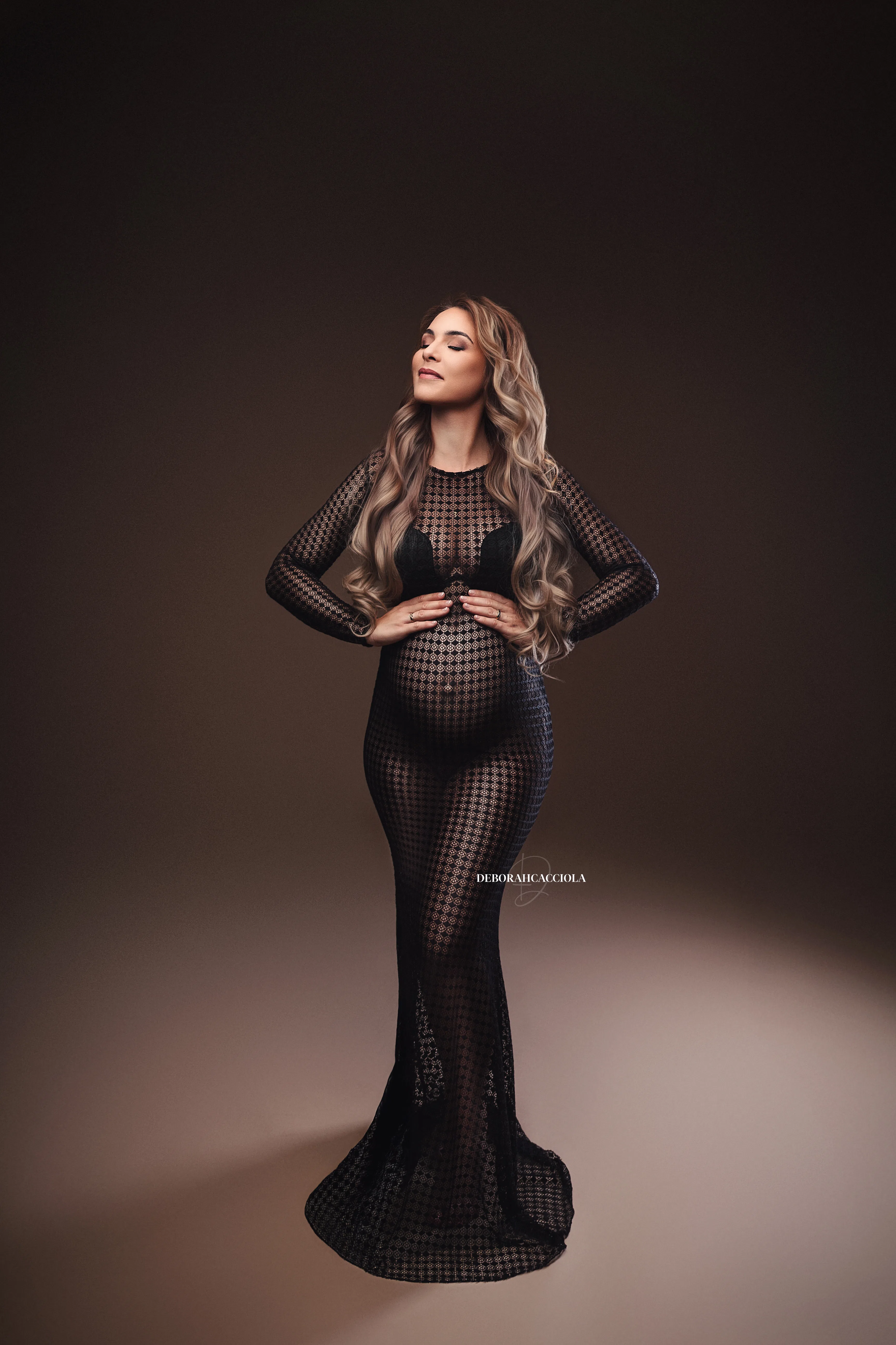 Portrait maternité à Orléans, portrait maternité en studio, portrait serré et naturel, rendu clair et naturel