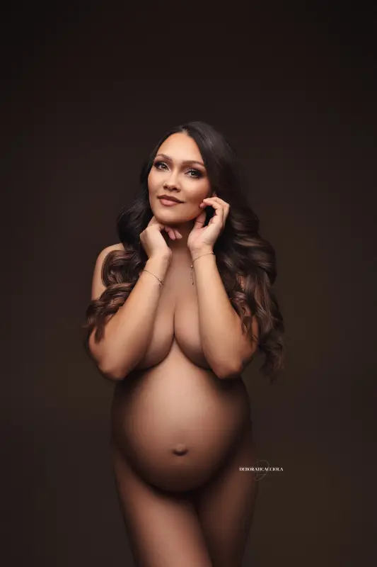 Photo grossesse en studio à Orléans : femme enceinte, plan vertical élégant, couleurs naturelles
