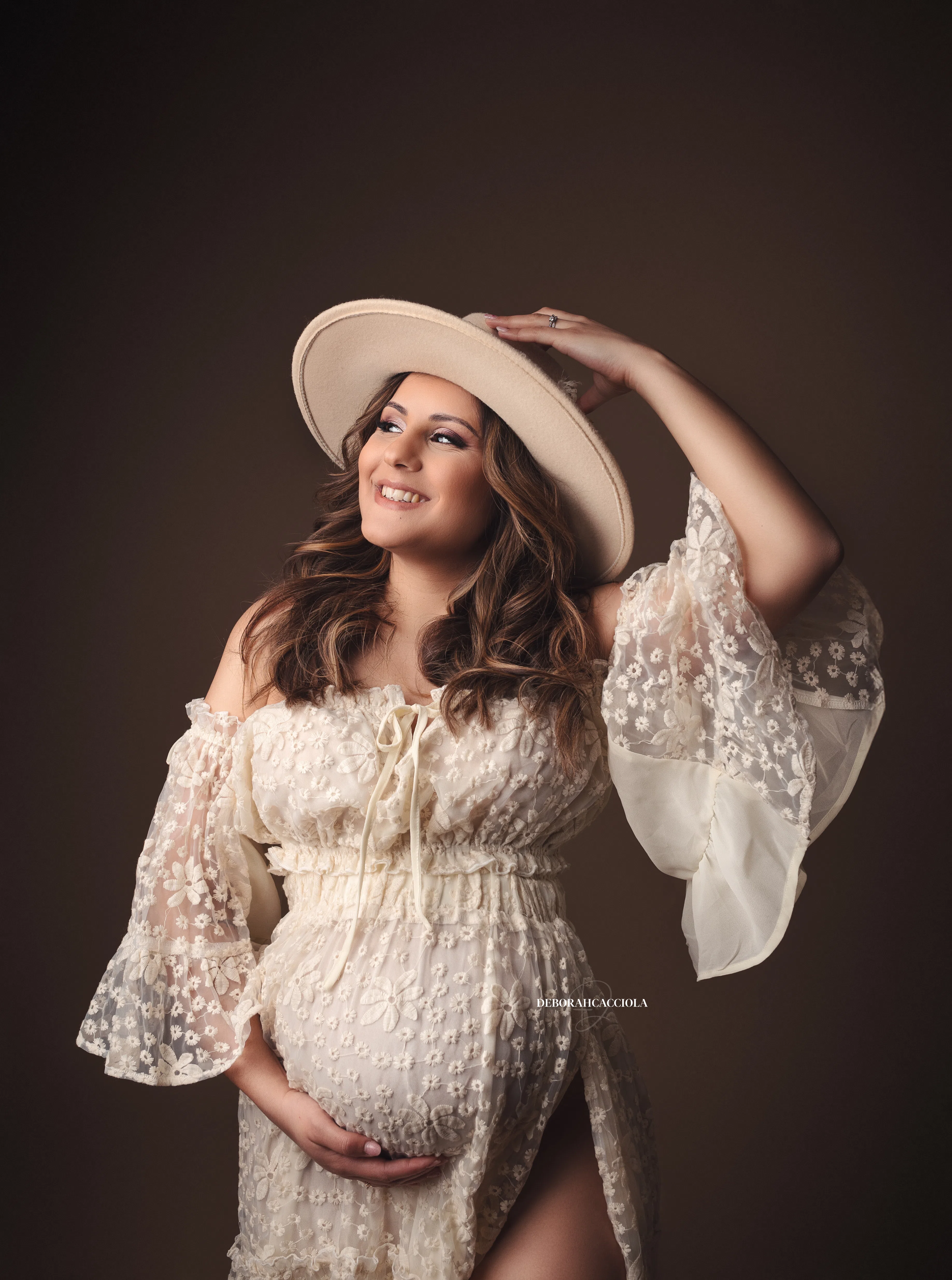 Portrait grossesse Orléans, femme enceinte, plan vertical élégant, en couleur