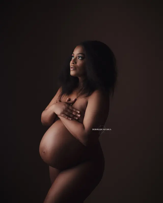 Portrait maternité grossesse à Orléans, portrait maternité en studio, portrait serré et naturel, rendu clair et naturel