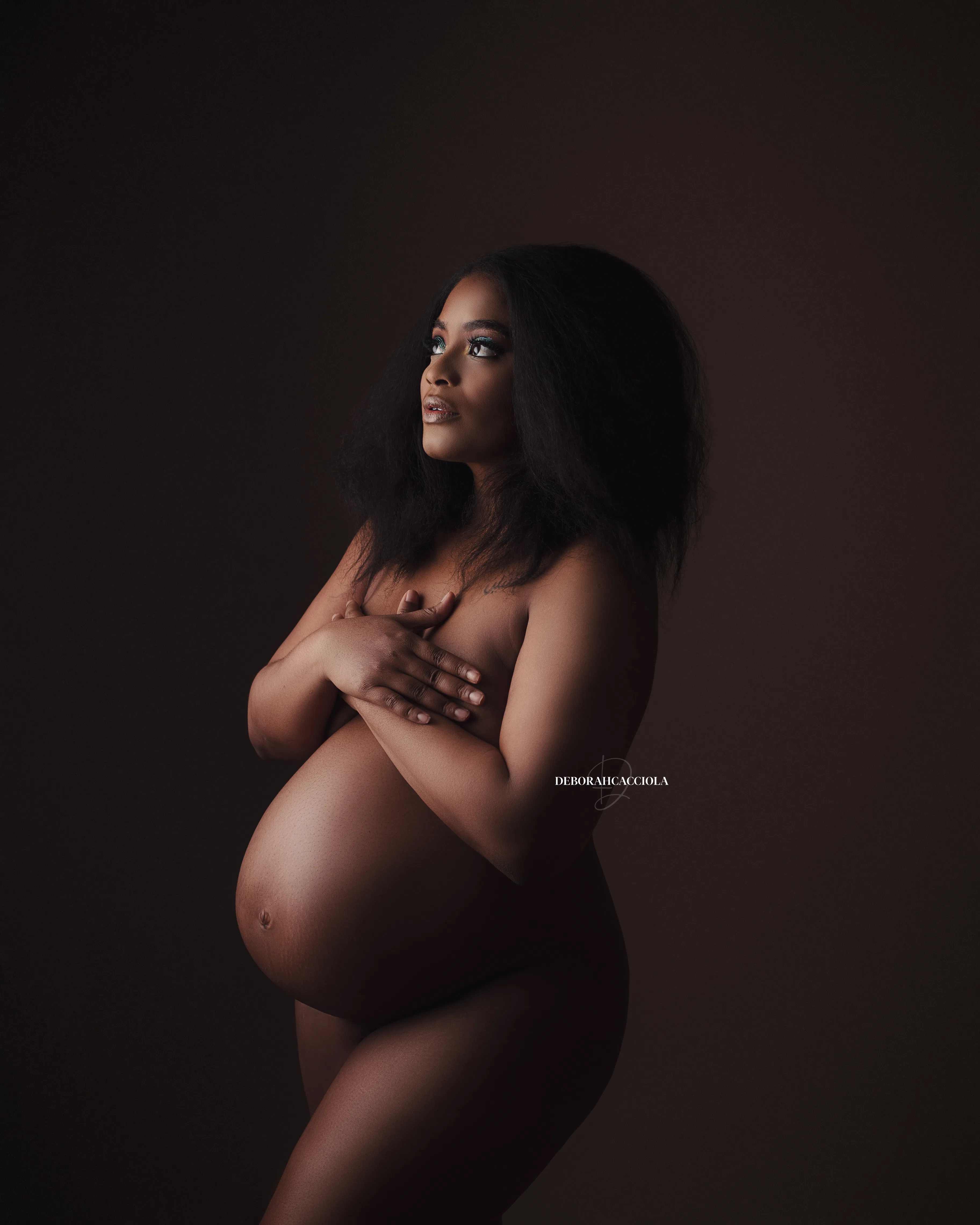 Portrait maternité grossesse à Orléans, portrait maternité en studio, portrait serré et naturel, rendu clair et naturel