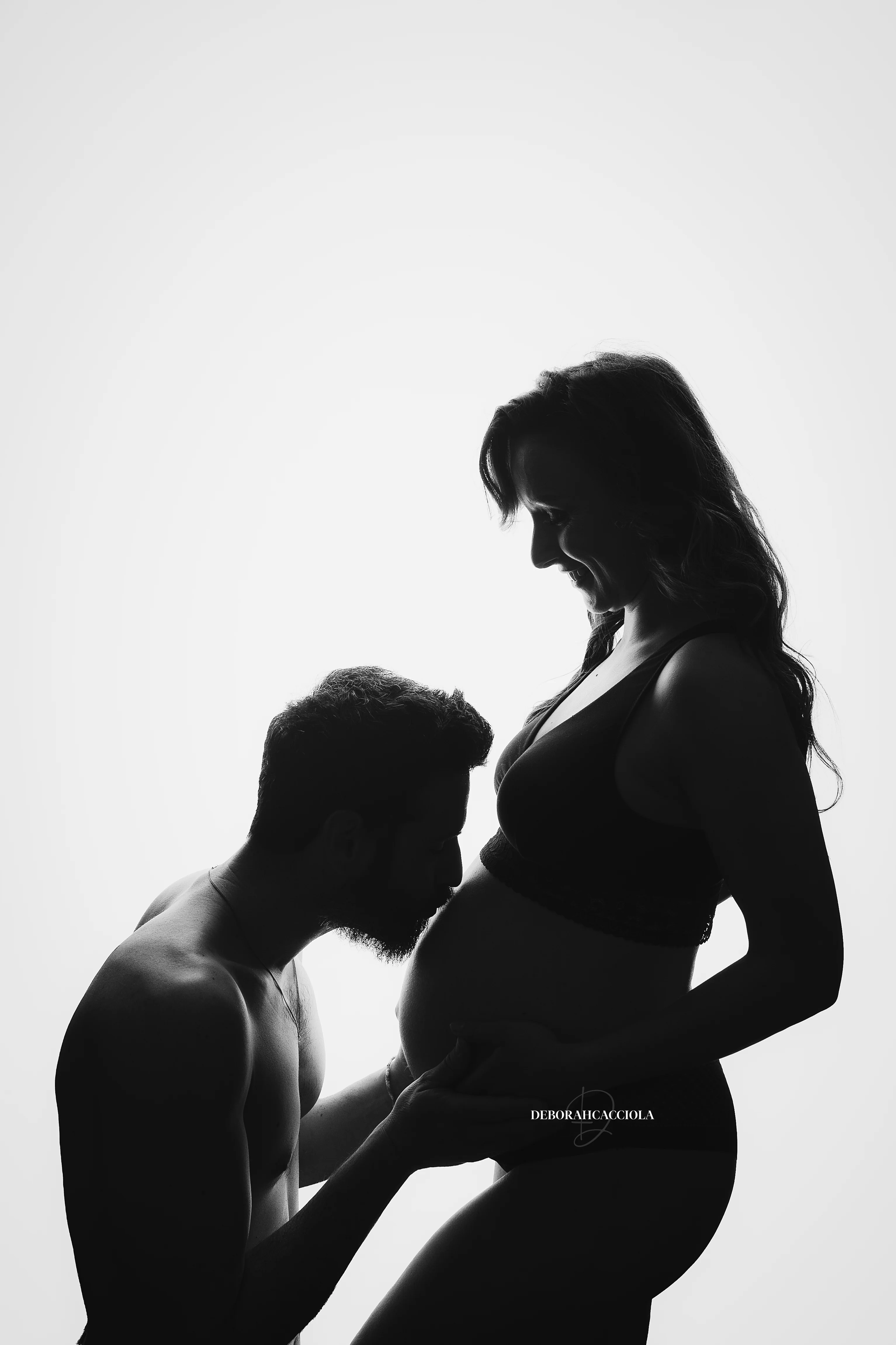 Photo grossesse Orléans, portrait maternité en studio, portrait serré et naturel, contraste noir et blanc