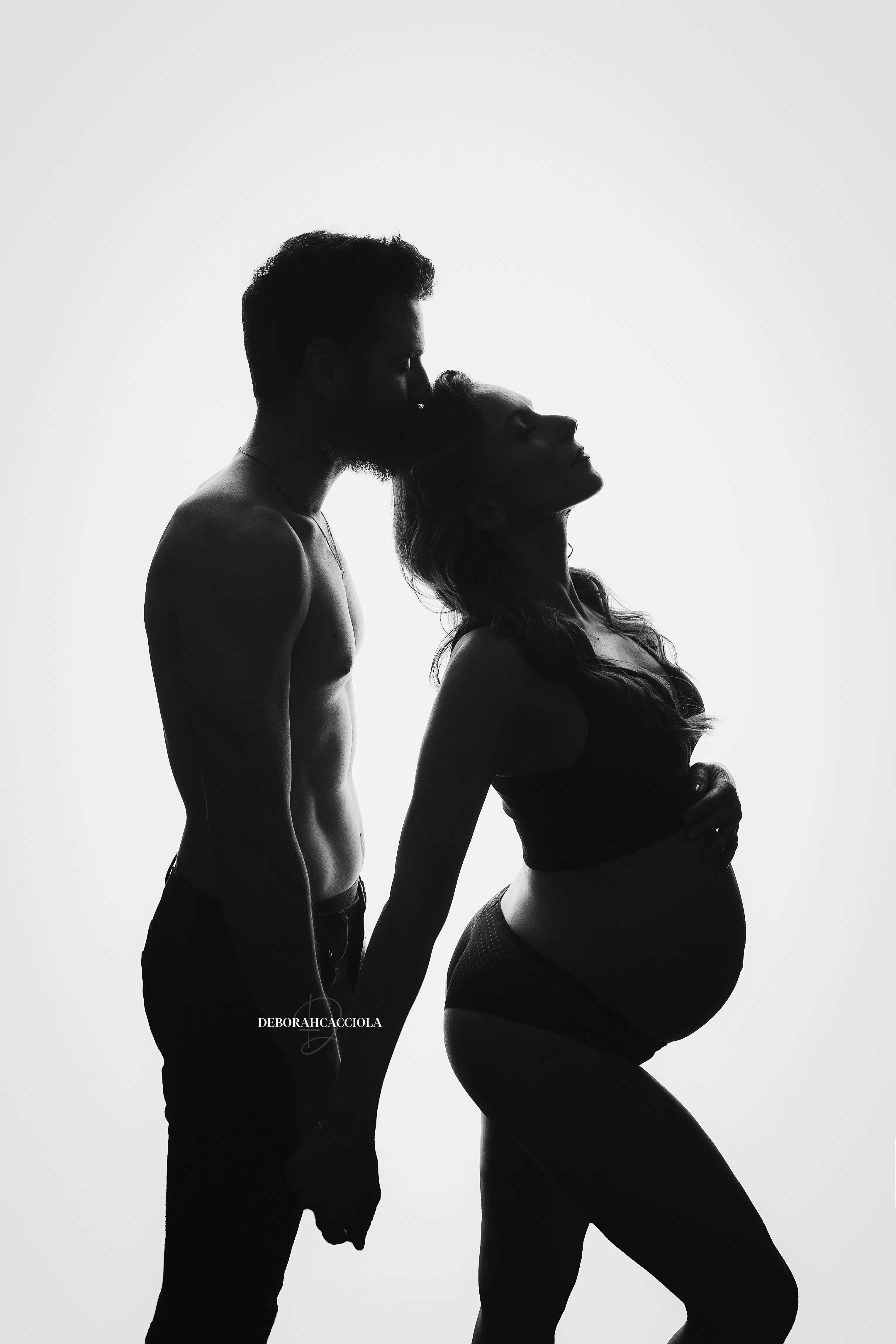 Photo grossesse à Orléans : maternité naturelle, portrait vertical soigné, style monochrome