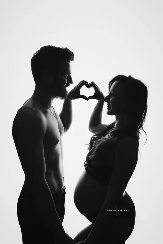 Photo grossesse à Orléans, future maman en séance studio, cadrage vertical doux, rendu noir et blanc