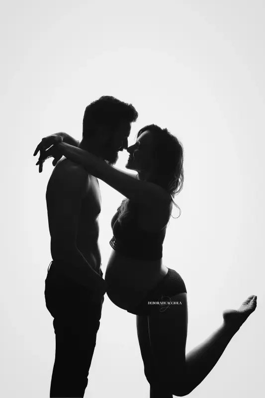 Portrait grossesse en studio à Orléans : silhouette de maternité, portrait vertical soigné, style noir et blanc