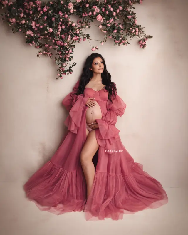 Portrait grossesse à Orléans : silhouette de maternité, portrait vertical soigné, palette douce