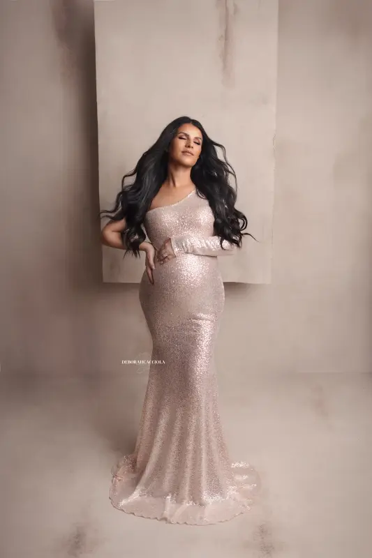 Photo grossesse en studio à Orléans : portrait de future maman, cadrage vertical doux, couleurs naturelles