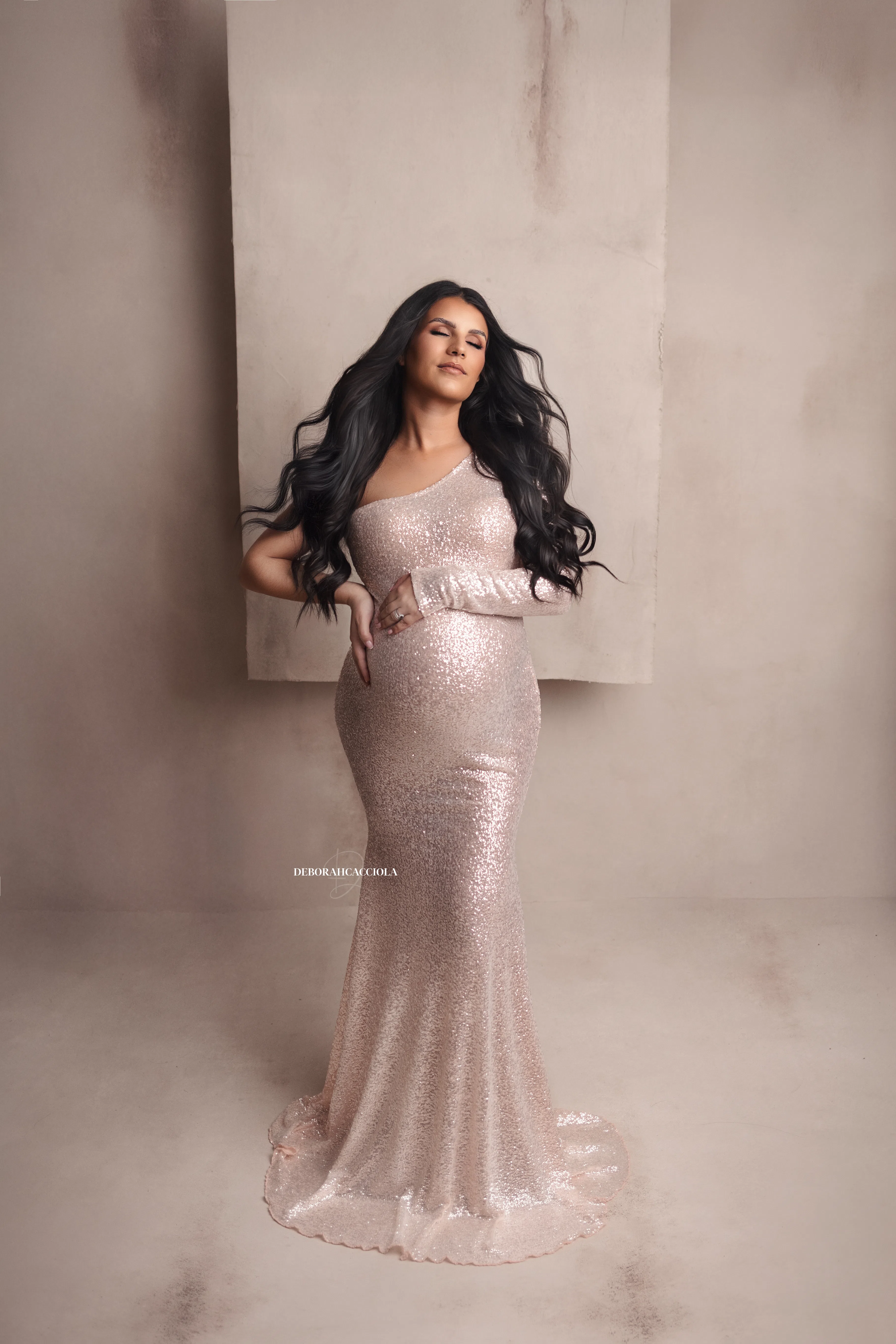 Photo grossesse en studio à Orléans : portrait de future maman, cadrage vertical doux, couleurs naturelles