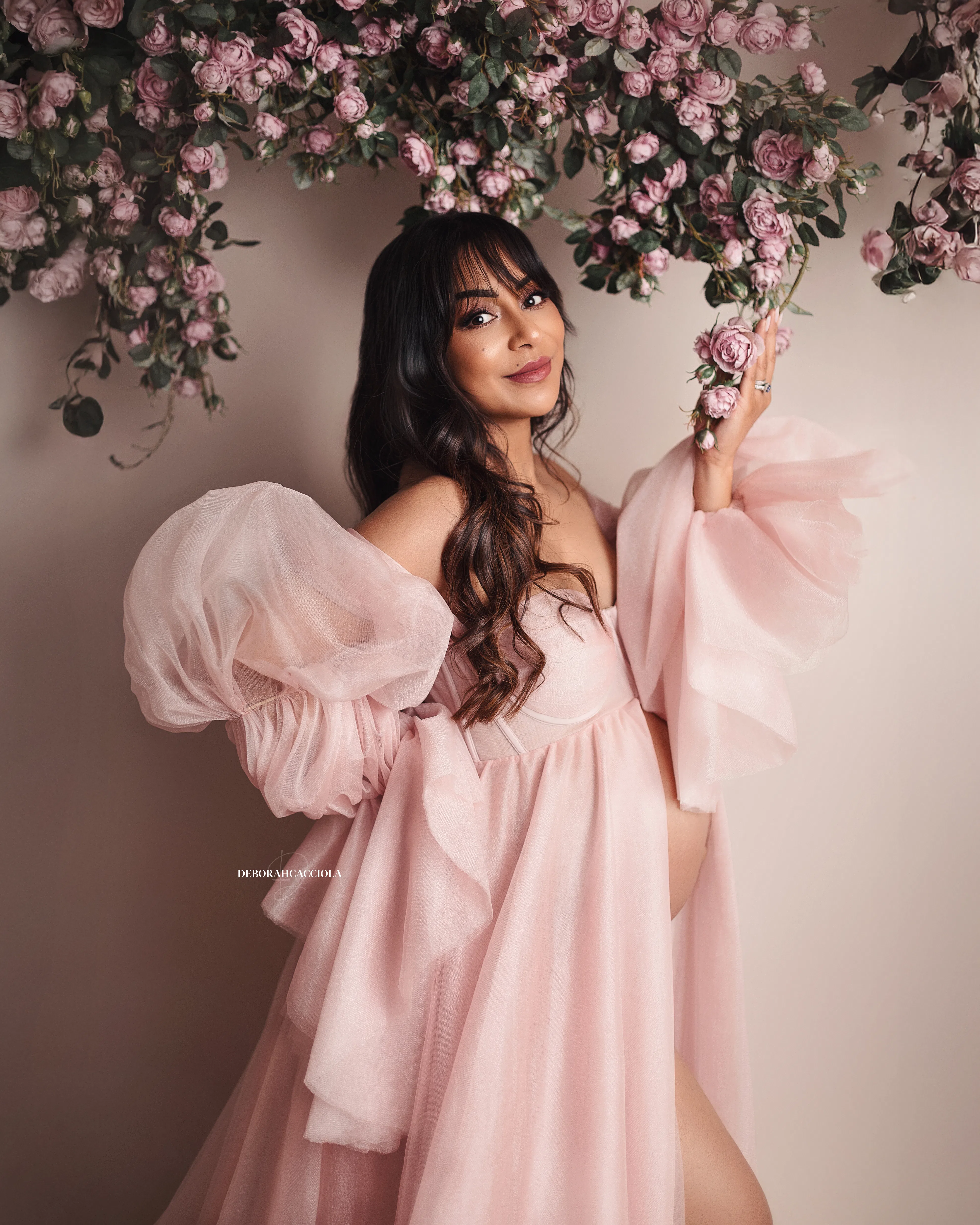 Photo grossesse à Orléans, portrait maternité en studio, portrait serré et naturel, tonalités naturelles