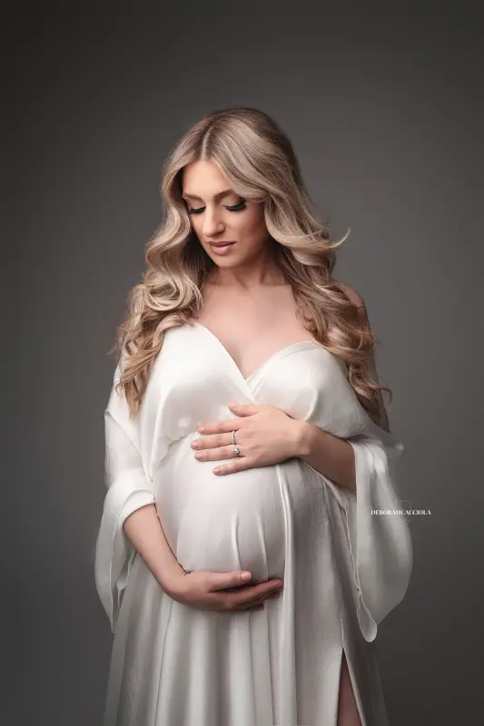 Photo grossesse à Orléans : maternité naturelle, portrait vertical soigné, tonalités naturelles