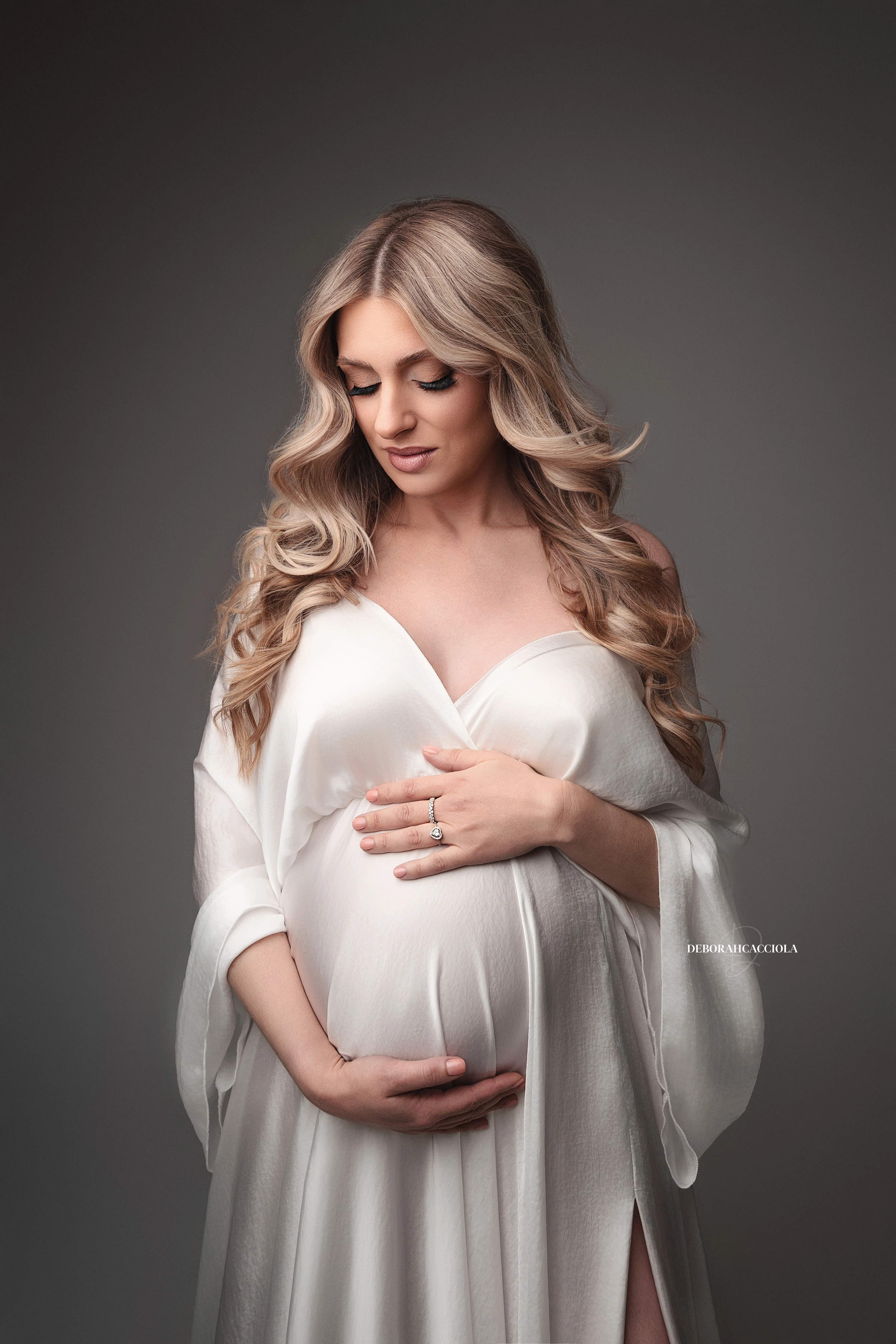 Photo grossesse à Orléans : maternité naturelle, portrait vertical soigné, tonalités naturelles