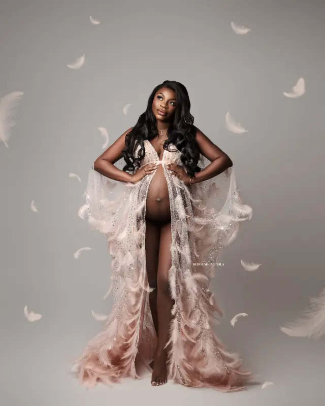 Portrait maternité à Orléans : future maman en séance studio, cadrage vertical doux, style lumineux