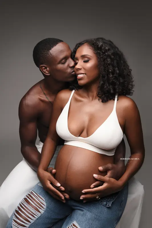 Portrait maternité à Orléans, maternité naturelle, portrait vertical soigné, rendu clair et naturel