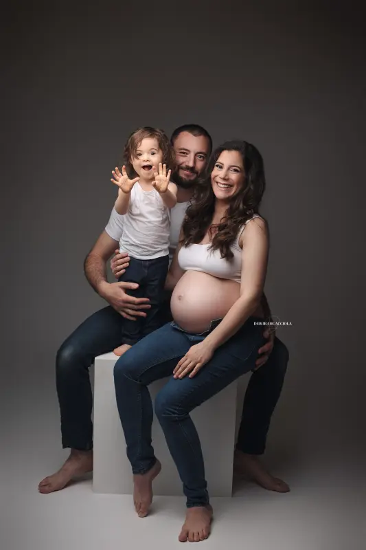 Photo grossesse en studio à Orléans : instant de grossesse, plan vertical élégant, couleurs naturelles