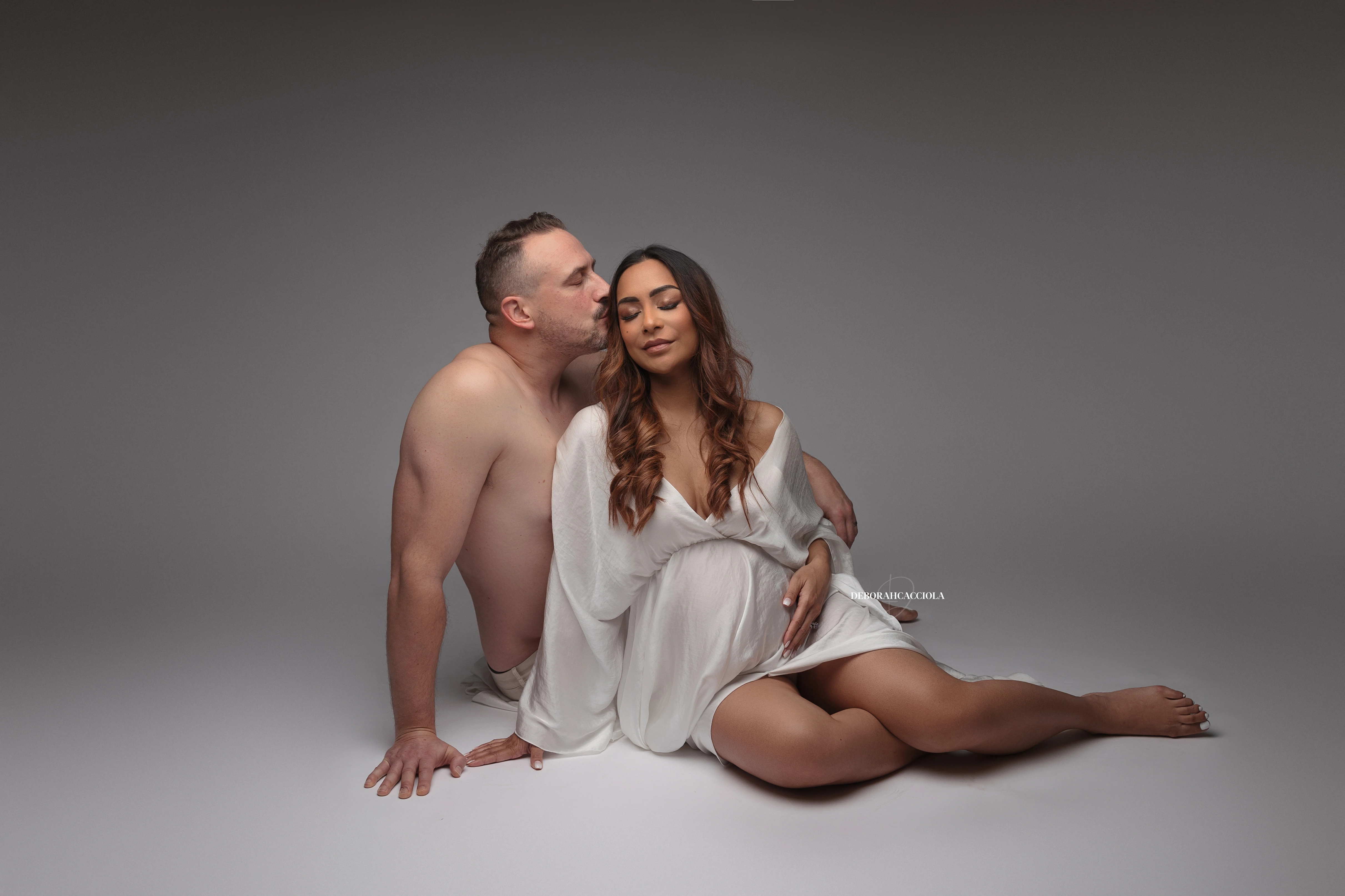 Scène grossesse en studio à Orléans : portrait de future maman, plan large harmonieux, couleurs naturelles