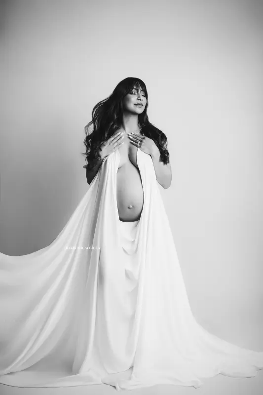 Portrait maternité grossesse à Orléans, future maman, portrait serré et naturel, traitement monochrome élégant